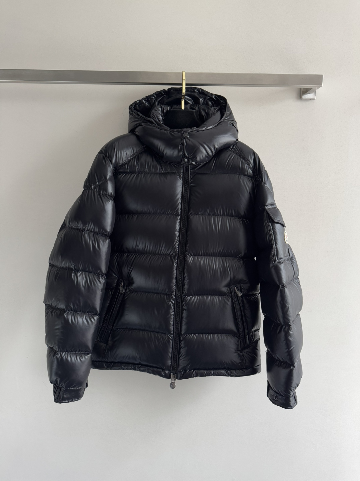 NO:586885,Comes with a dust bag. The MONCLE* classic down jacket is made of shiny lacquered nylon and is filled with the iconic rectangular seams. It is filled with 90 white goose down. It is a model of Moncle* style. A classic that spans seasons and fashions. It has a distinctive silhouette and a two-way zipper fly design that is very convenient. A detachable hood and adjustable hem. The cuffs are equipped with classic flap patch pockets, showing off the brand logo style. A must-have for everyone. SML-,, Moncler, down jacket, hats, alexander  wang19860909配防尘袋MONCLE*蒙口万年经典羽绒服采用闪亮漆面尼龙制成,搭配标志性长方格衔缝填充90白鹅绒 是Moncle*风格典范.跨越季节与时尚的经典款 具有个性鲜明的轮廓、双向拉链门襟设计便捷很多 可拆卸风帽和可调节下摆.袖口设有经典翻盖贴袋,尽展品牌标识风范人手必备款SML-,,Moncler,down jacket,hats,alexander wang,Women's clothing