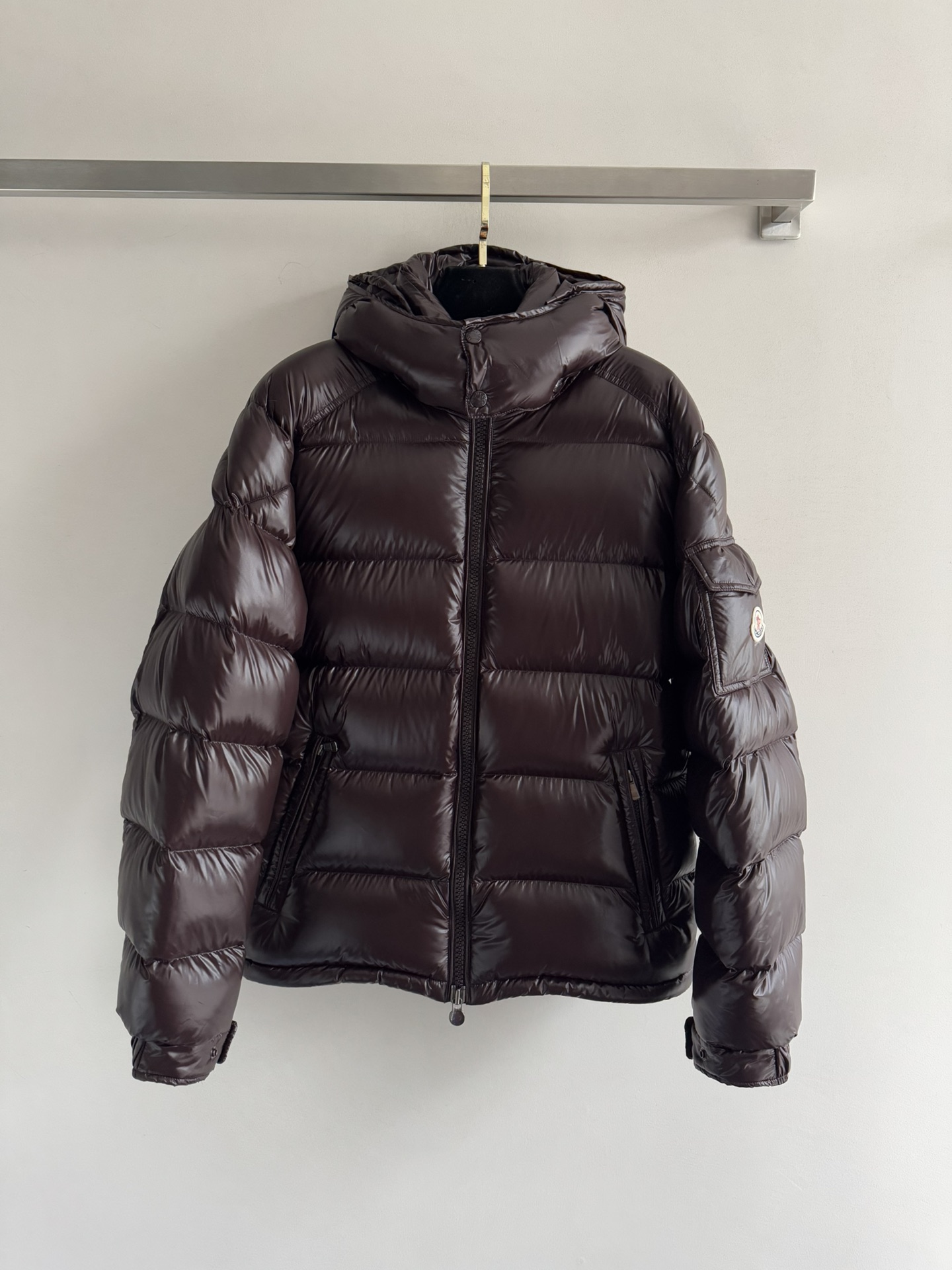 NO:586888,Comes with a dust bag. The MONCLE* classic down jacket is made of shiny lacquered nylon and is filled with the iconic rectangular seams. It is filled with 90 white goose down. It is a model of Moncle* style. A classic that spans seasons and fashions. It has a distinctive silhouette and a two-way zipper fly design that is very convenient. A detachable hood and adjustable hem. The cuffs are equipped with classic flap patch pockets, showing off the brand logo style. A must-have for everyone. SML-,, Moncler, down jacket, hats, alexander  wang19860909配防尘袋MONCLE*蒙口万年经典羽绒服采用闪亮漆面尼龙制成,搭配标志性长方格衔缝填充90白鹅绒 是Moncle*风格典范.跨越季节与时尚的经典款 具有个性鲜明的轮廓、双向拉链门襟设计便捷很多 可拆卸风帽和可调节下摆.袖口设有经典翻盖贴袋,尽展品牌标识风范人手必备款SML-,,Moncler,down jacket,hats,alexander wang,Women's clothing