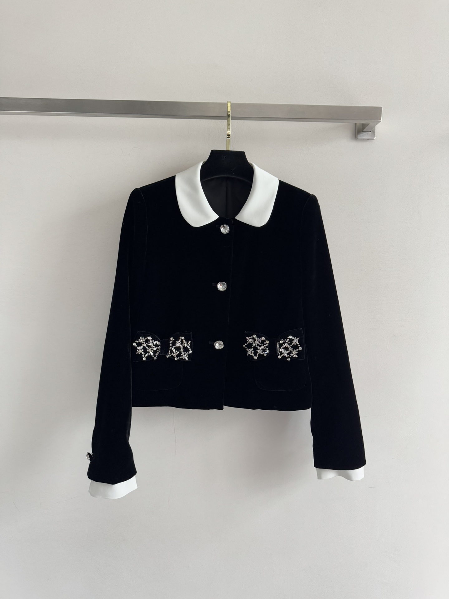 NO:587534,JORY*'s new short velvet jacket is made of black velvet material, with its own high-end texture, which instantly enhances your aura when you put it on. The color matching design of the collar and cuffs is a unique and careful design, which makes the overall shape no longer monotonous. The exquisite buttons and bright diamond decoration on the pockets add a sense of sophistication and elegance. Its matchability is simply perfect!  Whether it is paired with a waistcoat dress to show the femininity and romance of women; or paired with a skirt to show fashion and playfulness; combined with straight pants to create a smart and neat style, it can easily hold the scene SML,,skirts,jackets & coats,alexander wang19860909JORY*新款短款丝绒外套黑色的丝绒材质,自带高级质感,穿上瞬间提升气场.领口和袖口的拼色设计,是独特的小心机,让整体造型不再单调.精致的纽扣,口袋亮钻的装饰更是增添了一份精致与优雅.它的搭配性简直绝了！无论是搭配坎肩连衣裙,展现女性的柔美与浪漫；还是配上半裙,尽显时尚俏皮；与直筒裤组合,打造干练利落的风格,都能轻松hold住场面SML,,skirts,jackets & coats,alexander wang,Women's clothing