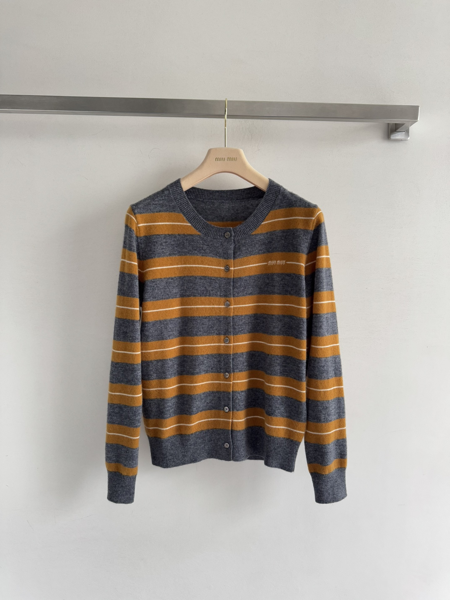 NO:587571,MiuMi*25FW new round neck knitted cardigan, contrasting stripe design and logo letter printing on the chest, slim and versatile, the fabric texture is very soft and neic. It is an outfit for young girls who want to wear it in a college style. It is full of energy. It is easy to match with every day. SML-,,miumiu,alexander wang19860909MiuMi*25FW新款圆领针织开衫,撞色条纹设计搭配胸前logo字母印花,显瘦百搭,面料质感很柔软neic 减龄少女系穿搭 穿出学院风 元气满满 日常好搭配SML-,,miumiu,alexander wang,Women's clothing