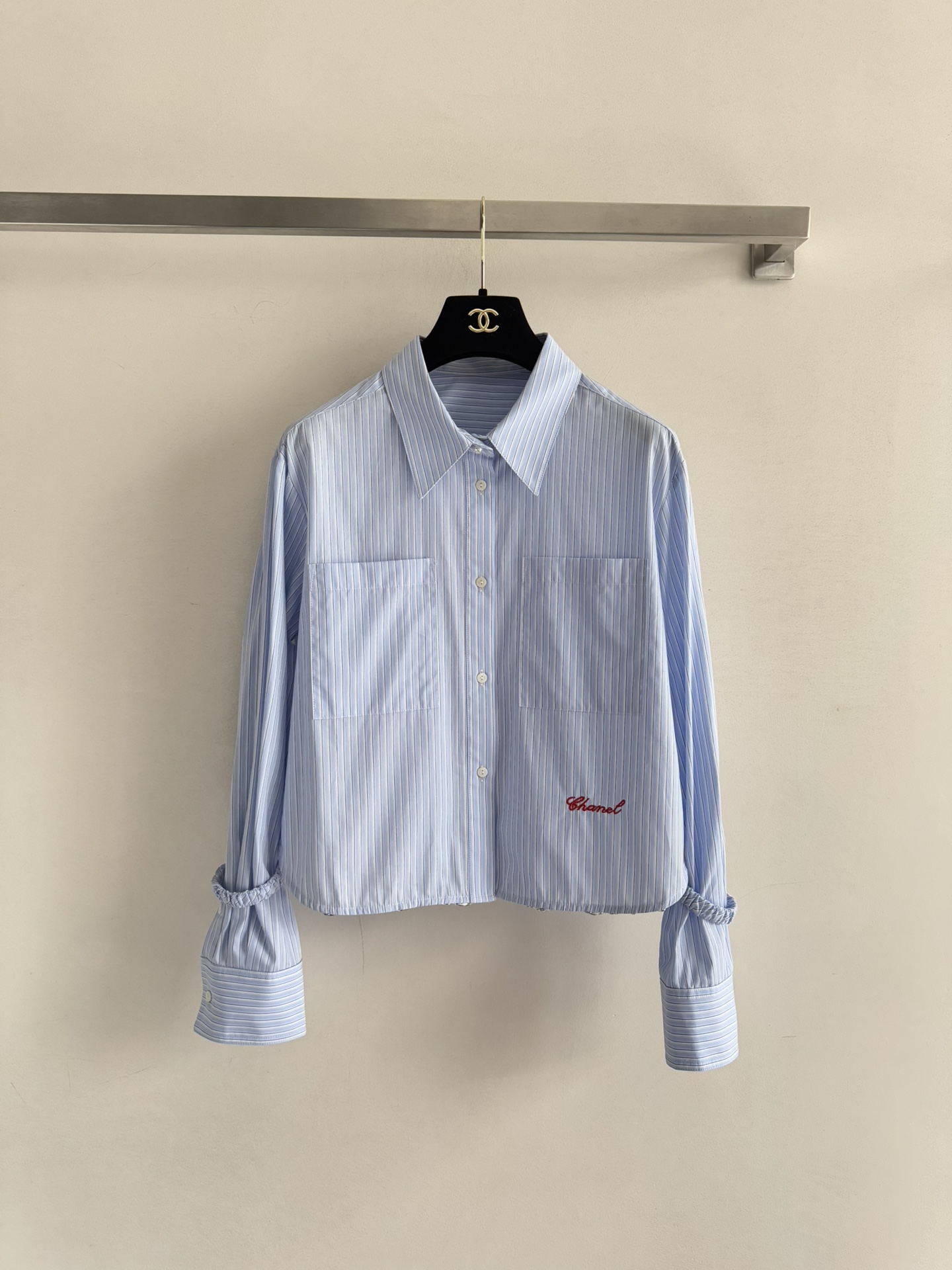 NO:587581,CHANE*25FW new show style small lapel shirt, classic vertical stripe popular single product red embroidery high-end embellishment, the sleeves are decorated with hair ties, and the hem is full of chain details ~ cotton, the texture is online, the refreshing color system is super healing, the outfit is girly style, and the temperament is versatile and sweet! The style is not picky. The upper body is beautiful and you don’t need SML, chanel, shirts, alexander wang.19860909CHANE*25FW新款秀款小翻領衬衫 经典竖条纹爆款单品红色刺绣高级点缀 袖子做了发圈装饰设计 下摆做了链条满满的细节～棉 质感在线 清爽的色系超治愈,穿搭减龄少女风 气质百搭不失甜美！版型不挑人 上身美的不要不要的SML,,chanel,shirts,alexander wang,Women's clothing