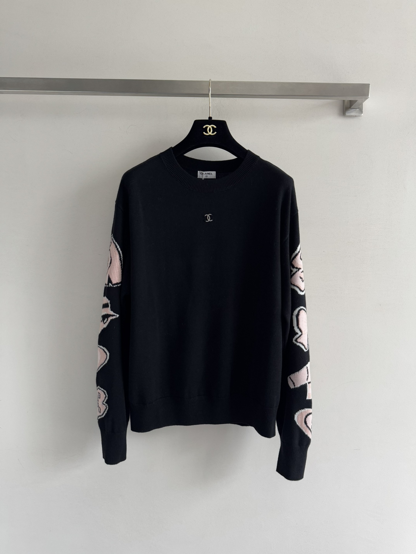 NO:587554,CHANE*25 new autumn and winter cartoon pattern sweater. The fabric is soft and skin-friendly. The cartoon embroidery is interesting and unique~ The cute pattern has a unique sense of design. It is very high-end at first glance. The version is not picky. It is slim and versatile. It is also good for inner wear in autumn and winter~ The upper body is full of sophistication!  SML,,chanel,sweaters,alexander wang19860909CHANE*25秋冬新款卡通图案毛衣 面料软糯亲肤 卡通刺绣趣味又独特~可爱的图案独具设计感 一看就很高级 版型不挑人 显瘦百搭 秋冬当内搭也不错～上身满满的精致感！SML,,chanel,sweaters,alexander wang,Women's clothing