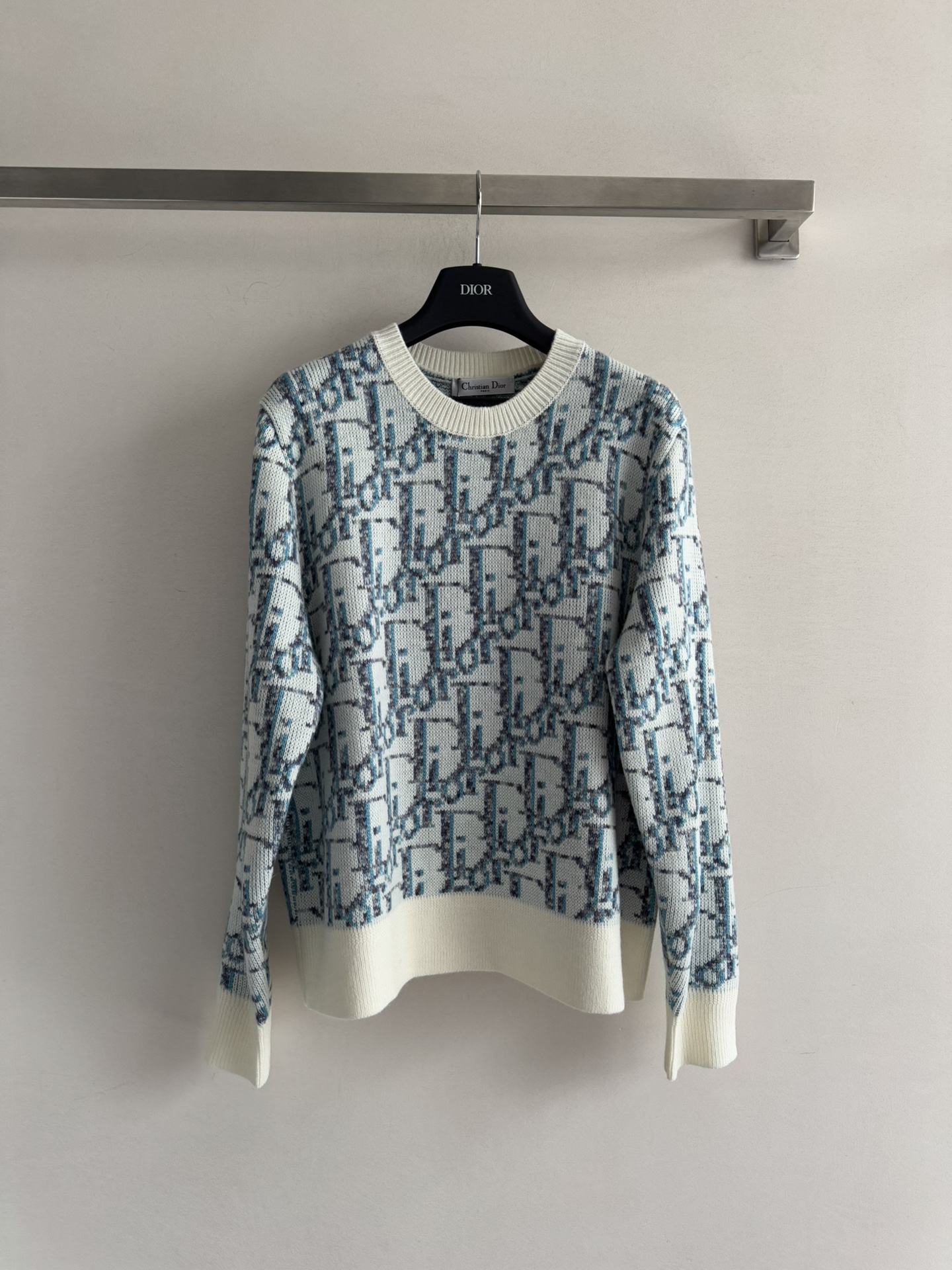 NO:587566,DIO*25FW new round neck sweater is decorated with LOGO letter printing, the color is gentle and fresh, the texture is soft and comfortable, the texture is full and delicate, the regular version is comfortable and unrestricted on the upper body, and can be worn for daily commuting!  SML,,dior,sweaters,alexander wang19860909DIO*25FW新款圆领毛衣 布满LOGO字母印花装饰 色系温柔清新 质感柔软舒适,织面饱满细腻常规版型上身自在无束缚,日常通勤都可穿！SML,,dior,sweaters,alexander wang,Women's clothing