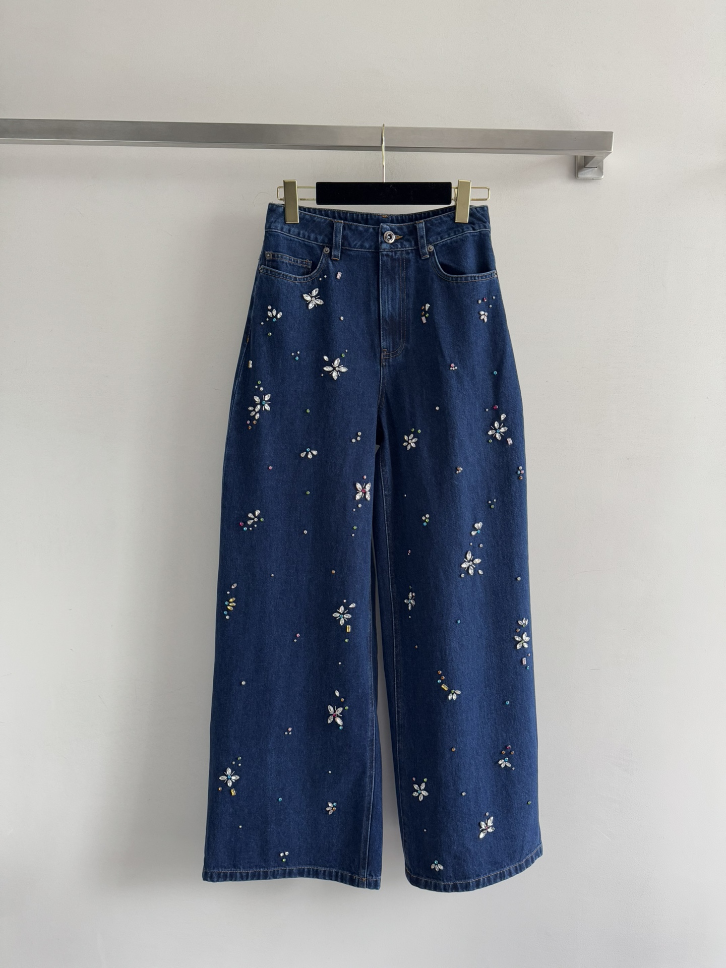 NO:587591,pself-portrai*25 new heavy-duty denim blue design with diamond-embellished flower wide-leg jeans. The casualness of denim, but also the exquisiteness of diamond ornaments. It’s really good-looking. It’s full of small flower diamond ornaments. The diamond ornaments are so flashy that people can’t take their eyes away. They are so beautiful. The shape is straight and slim.  The legs look long and straight when worn. The washed fabric is so comfortable that you don’t want to take it off. The medium thickness is just right for all seasons. It is suitable for wearing with sweatshirts in spring and knitted clothes in autumn. SML-,, hoodie, sweatshirts, jeans, alexander wang19860909pself-portrai*25新款重工牛仔蓝设计感钻饰花朵阔腿牛仔裤牛仔的随性,又有钻饰的精致,真的好好看 全是布灵布灵的小花钻饰,钻饰闪到让人移不开眼,太漂亮了版型是显瘦的直筒型 穿上显得腿又长又直,洗水面料舒服到不想脱,中等厚度刚好是四季款,春天搭卫衣、秋天配针织都合适SML-,,hoodie,sweatshirts,jeans,alexander wang,Women's clothing