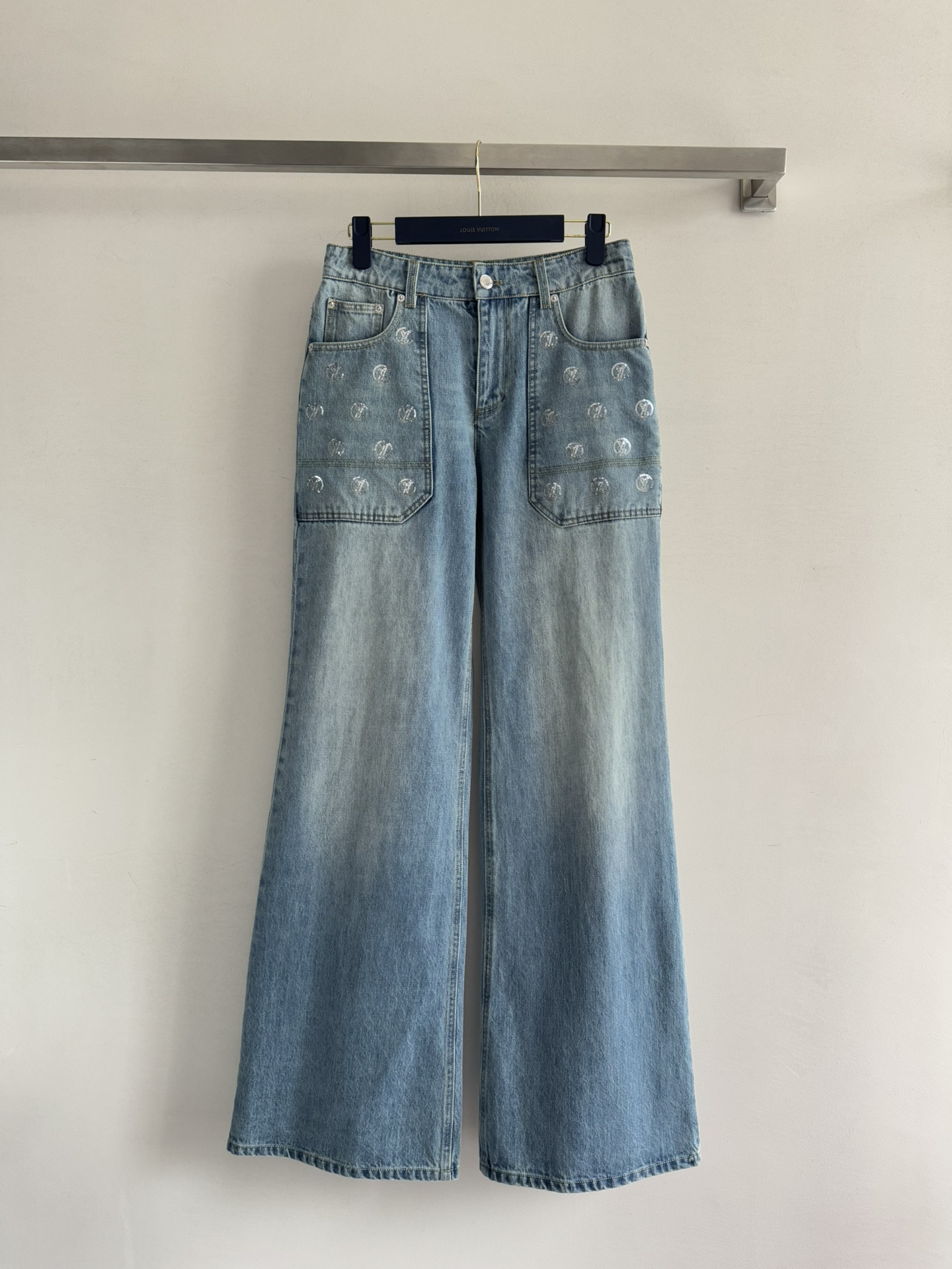 NO:587549,LouisVuitto*25FW new sequined jeans logo decorated with silver sequins. Exquisite and light blue, super healing and versatile. It looks good with any combination and has super good texture. SML,, louis vuitton, jeans, alexander wang19860909LouisVuitto*25FW新款亮片牛仔裤logo银色亮片点缀装饰 精致感爆棚浅蓝色系超治愈百搭 随意搭配都好看质感超好ＳＭＬ,,louis vuitton,jeans,alexander wang,Women's clothing