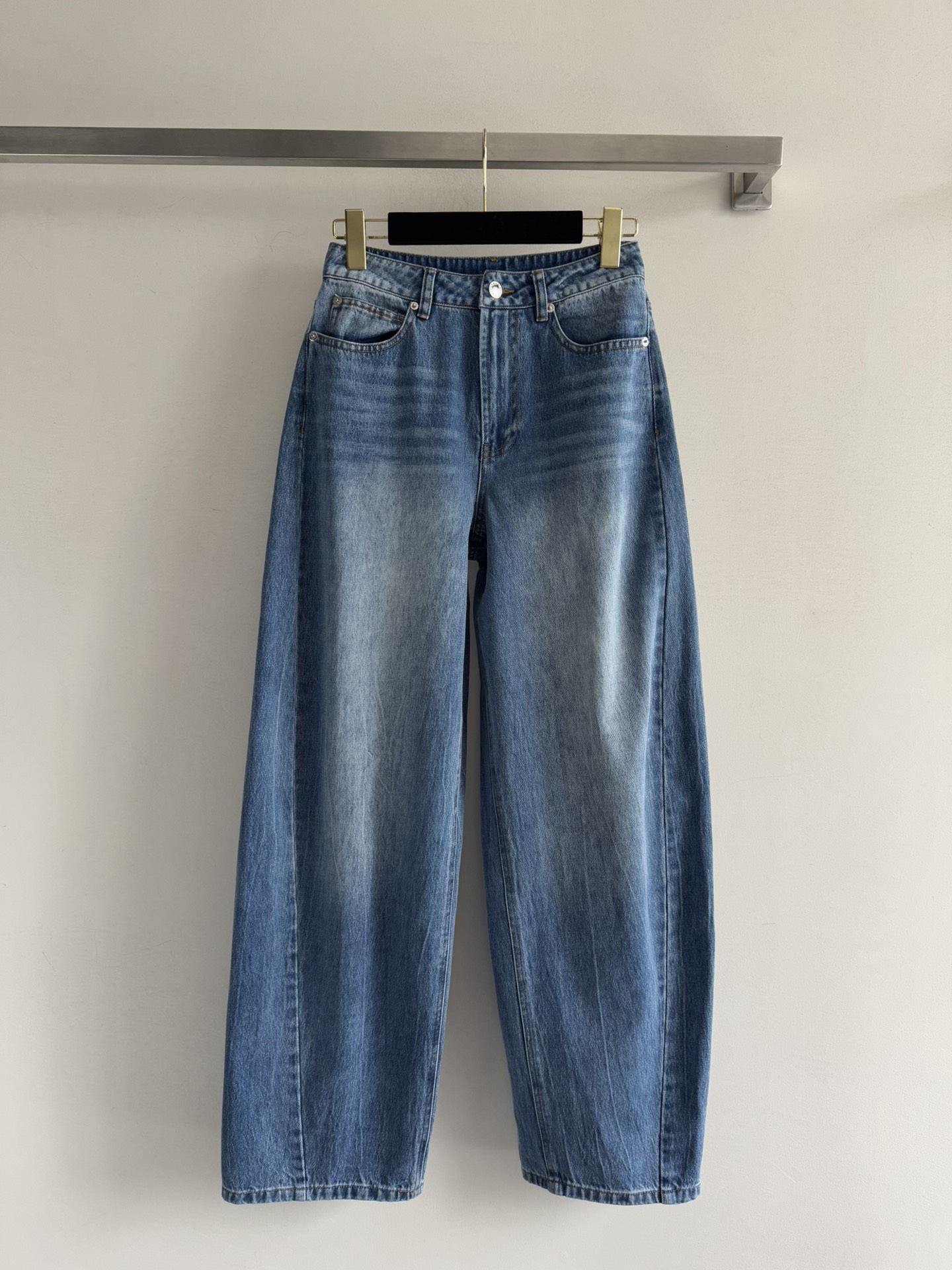 NO:588894,Alexander Wan*25FW new jeans are made of washed fabrics with great texture. The waist is high and the hips are raised to make the upper body appear lazy and handsome. The logo on the back pocket is embellished with diamonds. The upper body is chic and eye-catching. It is cool and fashionable. Wear the trend of the high street!  Two-color SML-,,jeans,alexander wang19860909Alexander Wan*25FW新款牛仔裤水洗面料很有质感 高腰提臀上身巨显慵懒帅气 背后口袋处logo烫钻点缀 别致亮眼上身酷帅时髦 穿出高街潮流！两色SML-,,jeans,alexander wang,Women's clothing