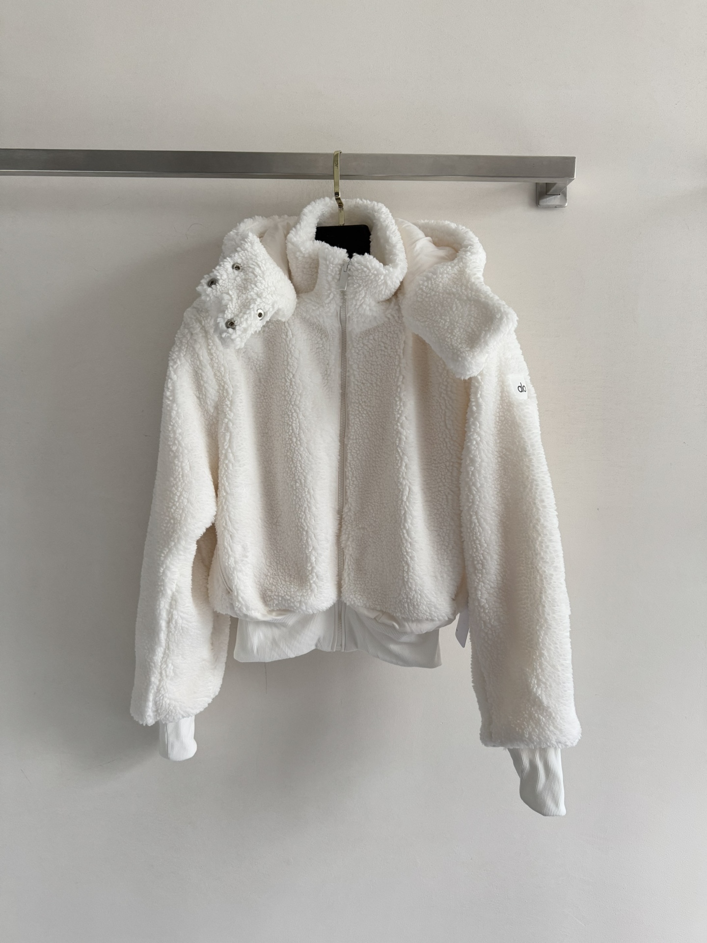 NO:588954,alo*25 autumn and winter Teddy fleece Kendall hooded jacket, the material is soft, super comfortable to touch, warm and stylish, the short version is very proportional, the waistline is raised, and the legs are visually longer. The sense of detail is directly full, simple and yet design-friendly, comfortable and fashionable, can hold fitness, casual, street style, easily create different styles, practical and enhance the sense of style, autumn and winter must-have 3-color SML,, jackets &  coats,hats,alexander wang19860909alo*25秋冬泰迪抓绒肯豆同款连帽外套,材质软乎乎的,摸着超舒服,保暖又有型,短款版型很显比例,拉高腰线,视觉上腿都变长了.细节感直接拉满,简约又不失设计感,舒适又时髦,健身,休闲,街头风都能hold住,轻松打造出不同风格,实用又提升造型感,秋冬必入3色SML,,jackets & coats,hats,alexander wang,Women's clothing