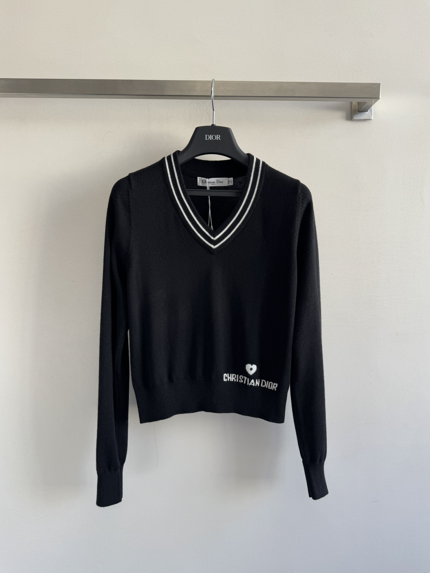 NO:588907,DIO*25FW new pullover sweater. The hem is embellished with a love-printed LOGO to add a sense of sophistication. The contrasting V-neck is simple and versatile, and the texture is soft and comfortable. It has a gentle temperament whether worn inside or on its own. It can be worn for daily commuting!  3 colors SML,,dior,alexander wang19860909DIO*25FW新款套头针织衫 下摆采用爱心印花LOGO点缀增添精致感 撞色V领简洁百搭,质感柔软舒适,不管内搭还是单穿都显温柔气质 日常通勤都可穿！3色SML,,dior,alexander wang,Women's clothing