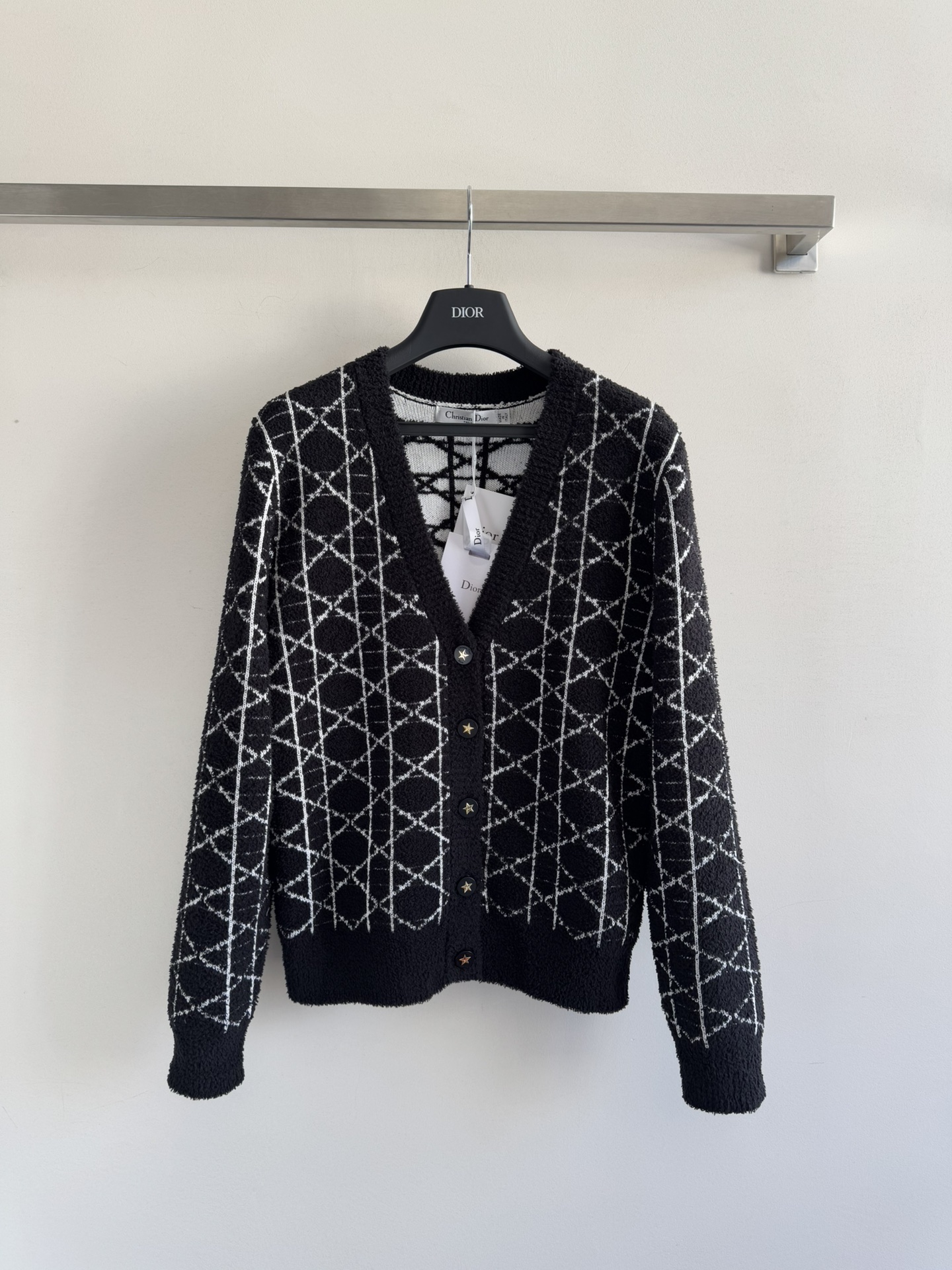 NO:588914,DIO*25FW new D family classic cardigan. Five-pointed star button design decoration. The V-neck is fashionable and versatile, and the texture is soft, comfortable and thick. The fabric is full and delicate, showing a fashionable temperament on the upper body. The regular version is comfortable and unrestricted on the upper body, and can be worn for daily commuting!  2 colors SML,,dior,dior,alexander wang19860909DIO*25FW新款D家经典开衫 五角星纽扣设计装饰 V领时尚百搭,质感柔软舒适厚实 织面饱满细腻上身显时尚气质 常规版型上身自在无束缚,日常通勤都可穿！2色SML,,dior,dior,alexander wang,Women's clothing