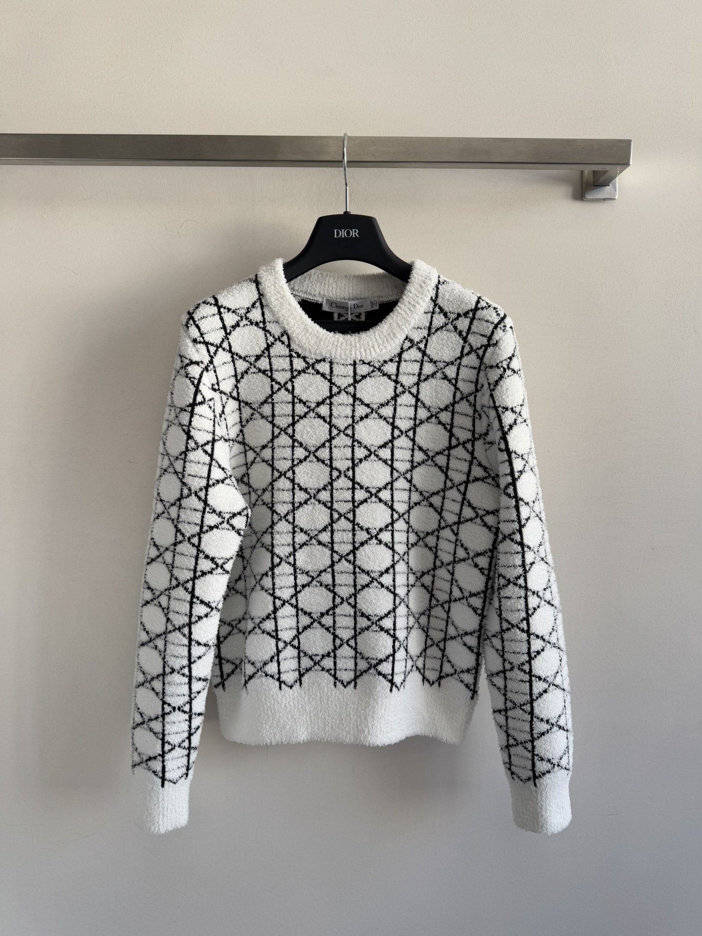 NO:588920,DIO*25FW new D family classic sweater. The round neck is fashionable and versatile, and the texture is soft, comfortable and thick. The texture is full and delicate, showing a fashionable temperament on the upper body. The regular version is comfortable and unrestricted on the upper body, and can be worn for daily commuting!  2 colors SML,,dior,dior,sweaters,alexander wang19860909DIO*25FW新款D家经典毛衣 圆领时尚百搭,质感柔软舒适厚实 织面饱满细腻上身显时尚气质 常规版型上身自在无束缚,日常通勤都可穿！2色SML,,dior,dior,sweaters,alexander wang,Women's clothing