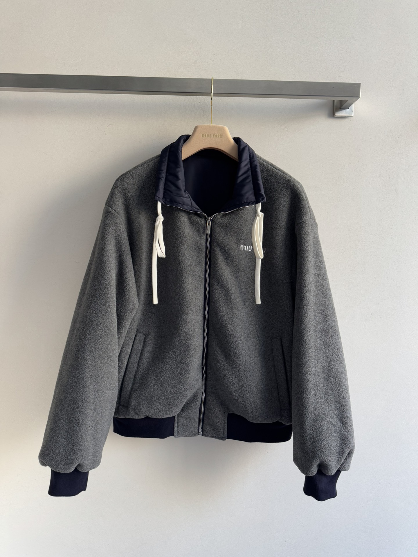 NO:588921,Miu Mi*25FW new reversible jacket is made of customized YB imported nylon + lamb wool material. It is warm, comfortable and stylish. It follows the classic reversible concept. The drawstring adjustment on the collar and the zipper design add a sense of layering to the shape and is suitable for various occasions. The iconic letter logo is decorated on the chest to highlight the brand's tone. It is versatile and fashionable. SML-,,miumiu,jackets & coats,alexander wang19860909Miu Mi*25FW新款两面可穿夹克定制YB进口尼龙＋羊羔毛材质 保暖舒适有型 沿用经典两面可穿理念 领边抽绳调节配合开襟拉链设计 增添造型层次感适配多种场合穿搭 胸前点缀标志性字母徽标装饰 彰显品牌调性 百搭穿搭时髦洋气 SML-,,miumiu,jackets & coats,alexander wang,Women's clothing