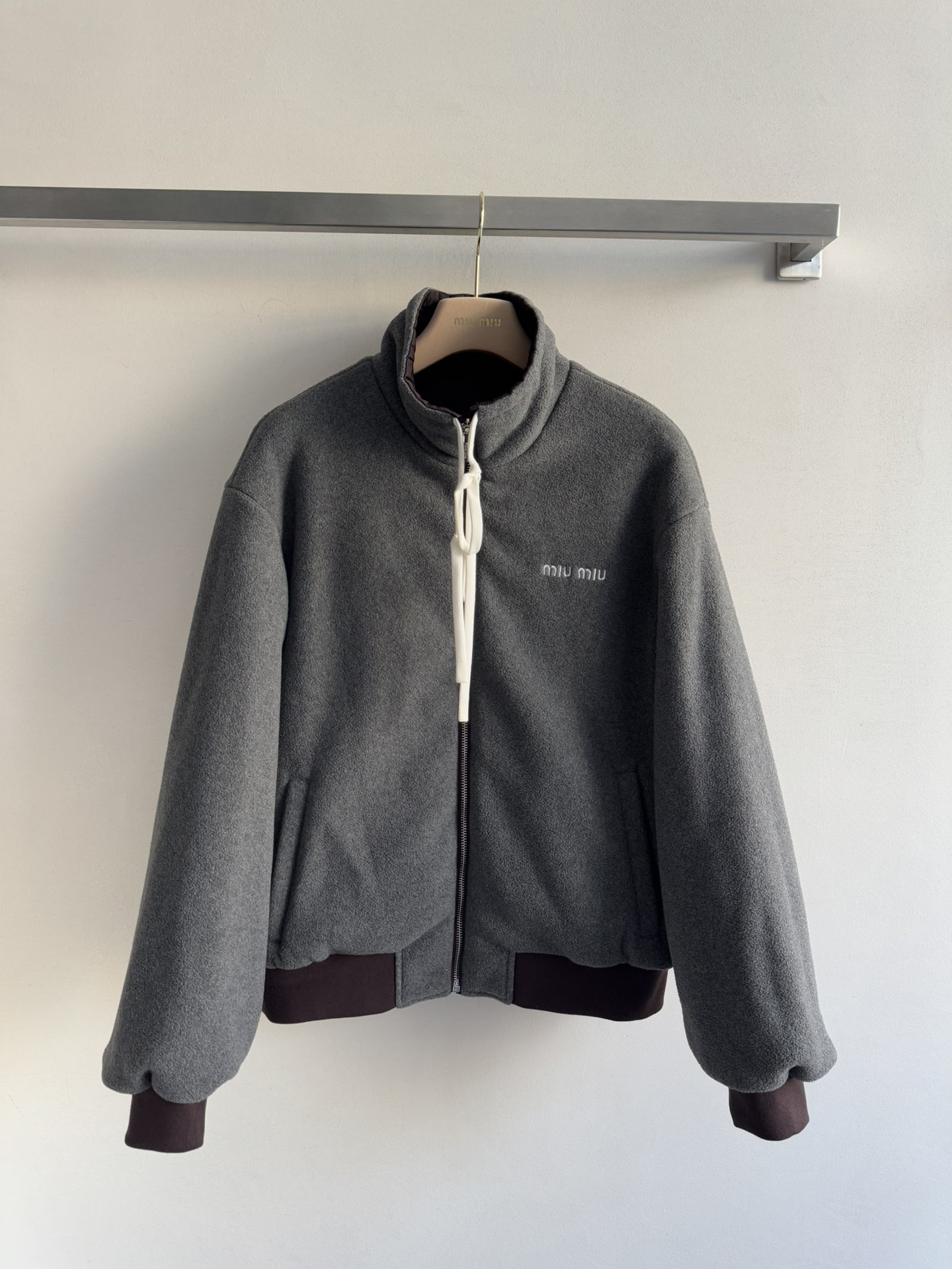 NO:588939,Miu Mi*25FW new reversible jacket is made of custom-made YB imported nylon + lamb wool material. It is warm, comfortable and stylish. It follows the classic reversible concept. The drawstring adjustment on the collar and the zipper design add a sense of layering to the shape and is suitable for various occasions. The iconic letter logo decoration on the chest highlights the brand's tone. It is versatile and fashionable. SML,,miumiu,jackets & coats,alexander wang19860909Miu Mi*25FW新款两面可穿夹克定制YB进口尼龙＋羊羔毛材质 保暖舒适有型 沿用经典两面可穿理念 领边抽绳调节配合开襟拉链设计 增添造型层次感适配多种场合穿搭 胸前点缀标志性字母徽标装饰 彰显品牌调性 百搭穿搭时髦洋气 SML,,miumiu,jackets & coats,alexander wang,Women's clothing