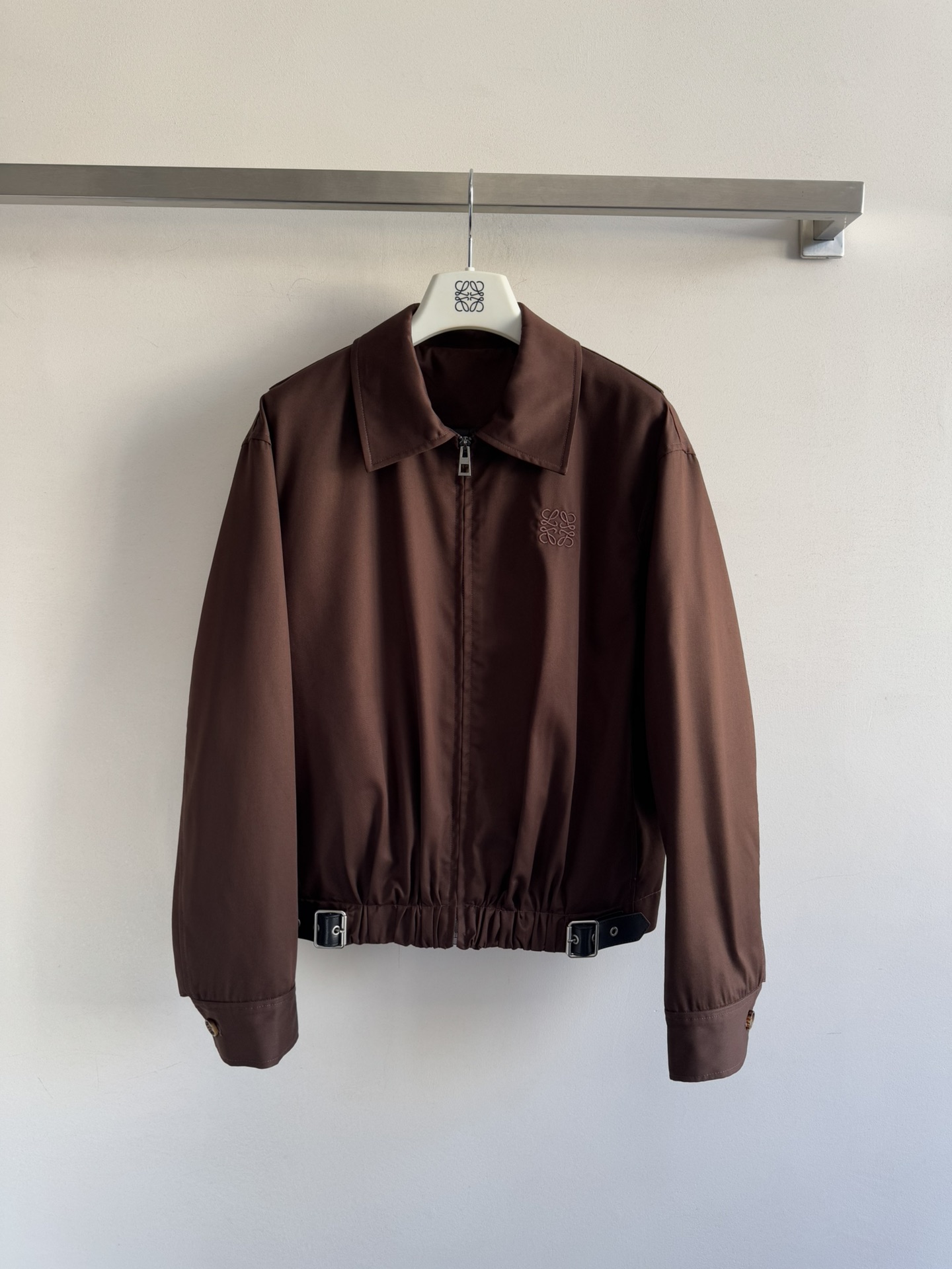 NO:588908,LOEW*25FW new show jacket. You should wear a variety of good-looking and fashionable jackets in autumn and winter. The regular version is not picky. The pleated leather buckle strap at the hem is just the right little design without being too exaggerated. There is an embossed leather patch on the back, which makes daily wear comfortable but not monotonous. It looks cool and cool with any item. SML-,,loewe,jackets & coats,jackets & coats,alexander wang19860909LOEW*25FW秀款新品外套秋冬就要穿各种好看又时髦的夹克常规版型不挑人 下摆的褶皱皮扣饰带恰到好处的小设计不过分夸张 背后饰有压纹皮革贴片 让日常穿着舒适的同时 也不至于单调,搭配任何单品都很酷飒SML-,,loewe,jackets & coats,jackets & coats,alexander wang,Women's clothing