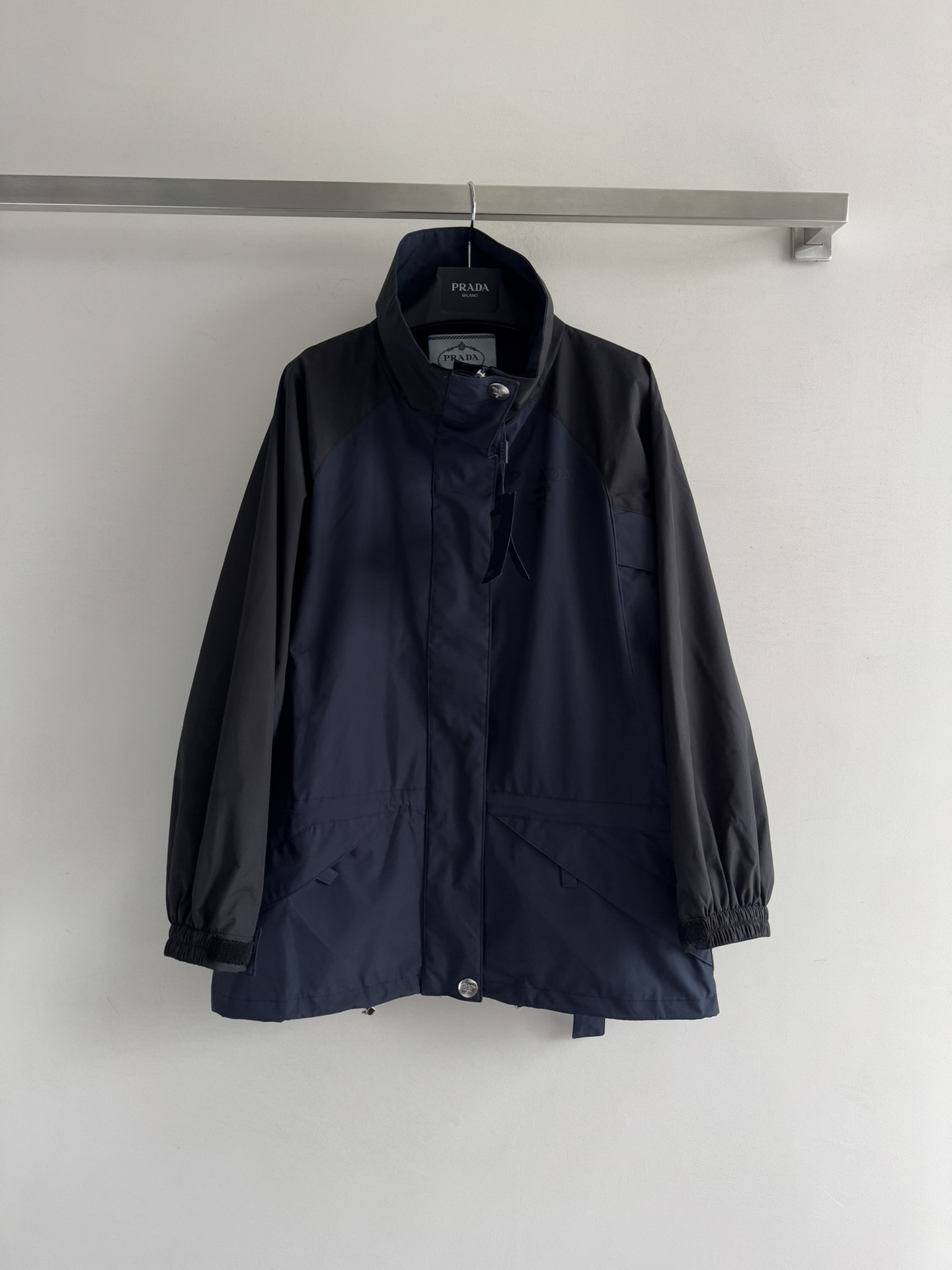 NO:588916,Prad*25FW new contrasting color workwear windbreaker jacket mid-length windbreaker jacket style with belt decoration to show luxury. Logo decoration design on the chest increases the sense of style and has rich visual effects. It outlines the perfect waist and shows elegance. It can be transformed into multiple styles in seconds. It is a must-have for daily commuting in the wardrobe. SML,, prada, jackets & coats, alexander wang19860909Prad*25FW新款撞色工装风衣外套中长款风衣外套版型 搭配腰带装饰 尽显奢华 胸前logo装饰设计 增加造型感 视觉效果丰富 勾勒完美腰型 尽显优雅风范 秒变多重风格 衣橱日常通勤必备穿搭 SML,,prada,jackets & coats,alexander wang,Women's clothing