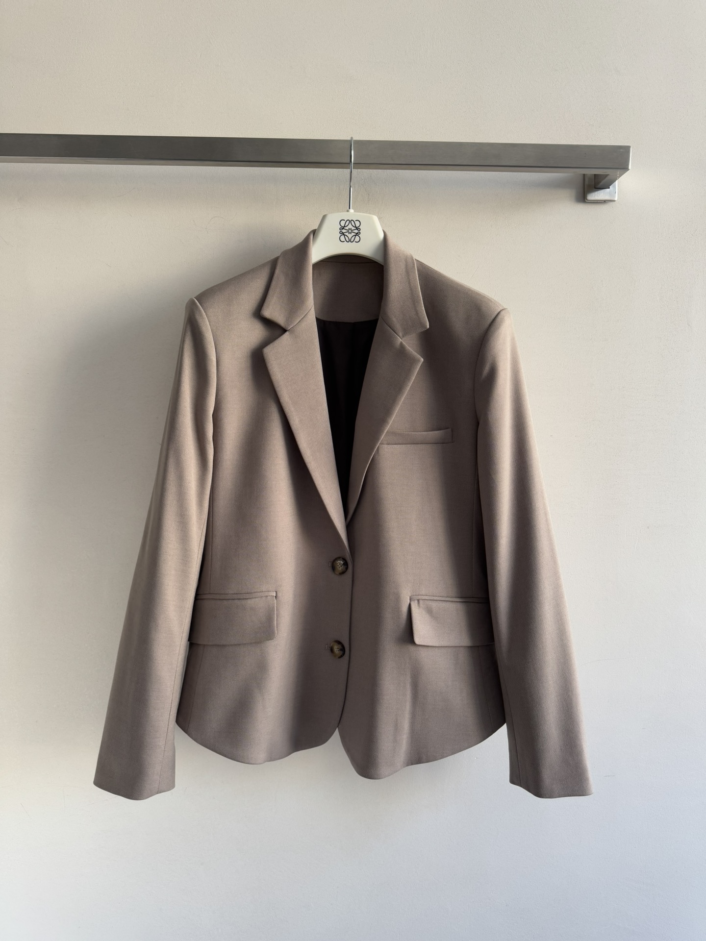 NO:588929,LOEW*25FW new blazer. The pleated leather buckle belt on the back hem has just the right small design but is not too exaggerated. It makes daily wear comfortable and looks simple but not monotonous. It looks cool and stylish with any item. It is highly recommended to match it with series of trousers. It can be worn as a casual high-end SML, loewe, jackets & coats, business suit, alexander wang19860909LOEW*25FW新款西装外套 背后下摆的褶皱皮扣饰带 恰到好处的小设计 不过分夸张 让日常穿着舒适的同时 看似简单也不单调～搭配任何单品都很酷飒、超推荐搭配系列长裤 一套穿搭休闲高级SML,,loewe,jackets & coats,business suit,alexander wang,Women's clothing