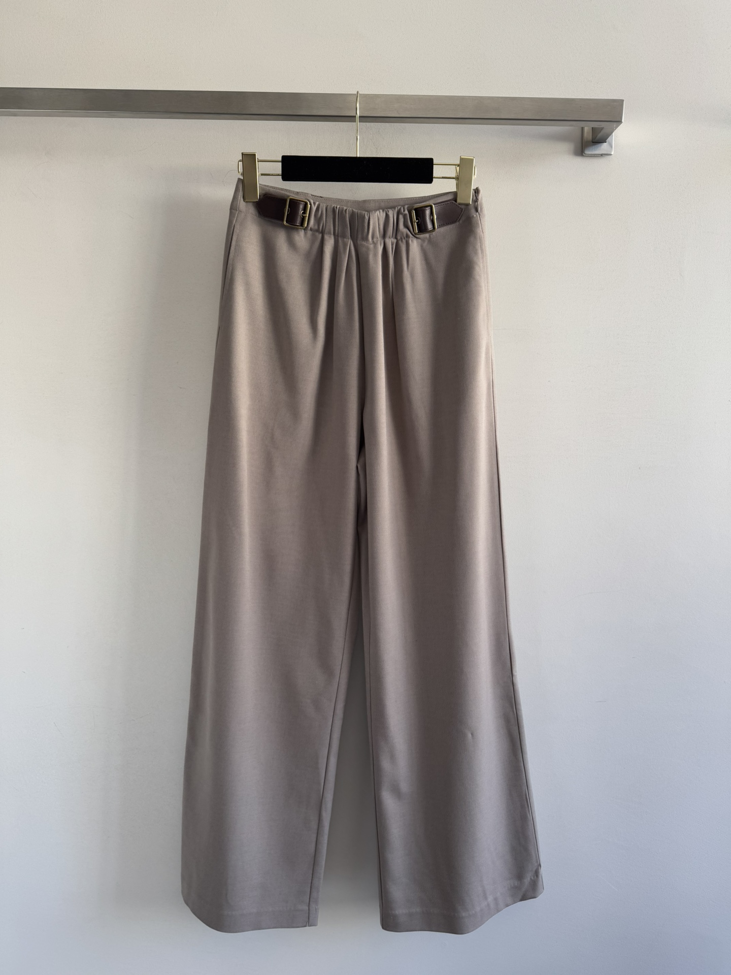 NO:588938,LOEW*25FW new style trousers. The pleated leather buckle belt at the waist is just the right little design but not too exaggerated. It makes daily wear comfortable and looks simple but not monotonous. The leather logo logo decoration on the back shows high-end. These trousers look cool and stylish with any upper body. It is highly recommended to match a series of suits. A set of casual and advanced SML, loewe, business suit, alexander wang19860909LOEW*25FW新款西裤 腰头的褶皱皮扣饰带 恰到好处的小设计 不过分夸张 让日常穿着舒适的同时 看似简单也不单调～背后皮标logo装饰 显高级档次 这款裤子搭配任何上半身都很酷飒、超推荐搭配系列西装 一套穿搭休闲高级SML,,loewe,business suit,alexander wang,Women's clothing