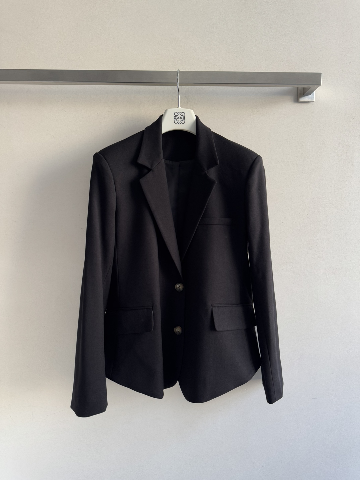 NO:588895,LOEW*25FW new blazer. The pleated leather buckle belt on the back hem has just the right small design but is not too exaggerated. It makes daily wear comfortable and looks simple but not monotonous. It looks cool and stylish with any item. It is highly recommended to match it with series of trousers. It can be worn as a casual high-end SML, loewe, jackets & coats, business suit, alexander wang19860909LOEW*25FW新款西装外套 背后下摆的褶皱皮扣饰带 恰到好处的小设计 不过分夸张 让日常穿着舒适的同时 看似简单也不单调～搭配任何单品都很酷飒、超推荐搭配系列长裤 一套穿搭休闲高级SML,,loewe,jackets & coats,business suit,alexander wang,Women's clothing