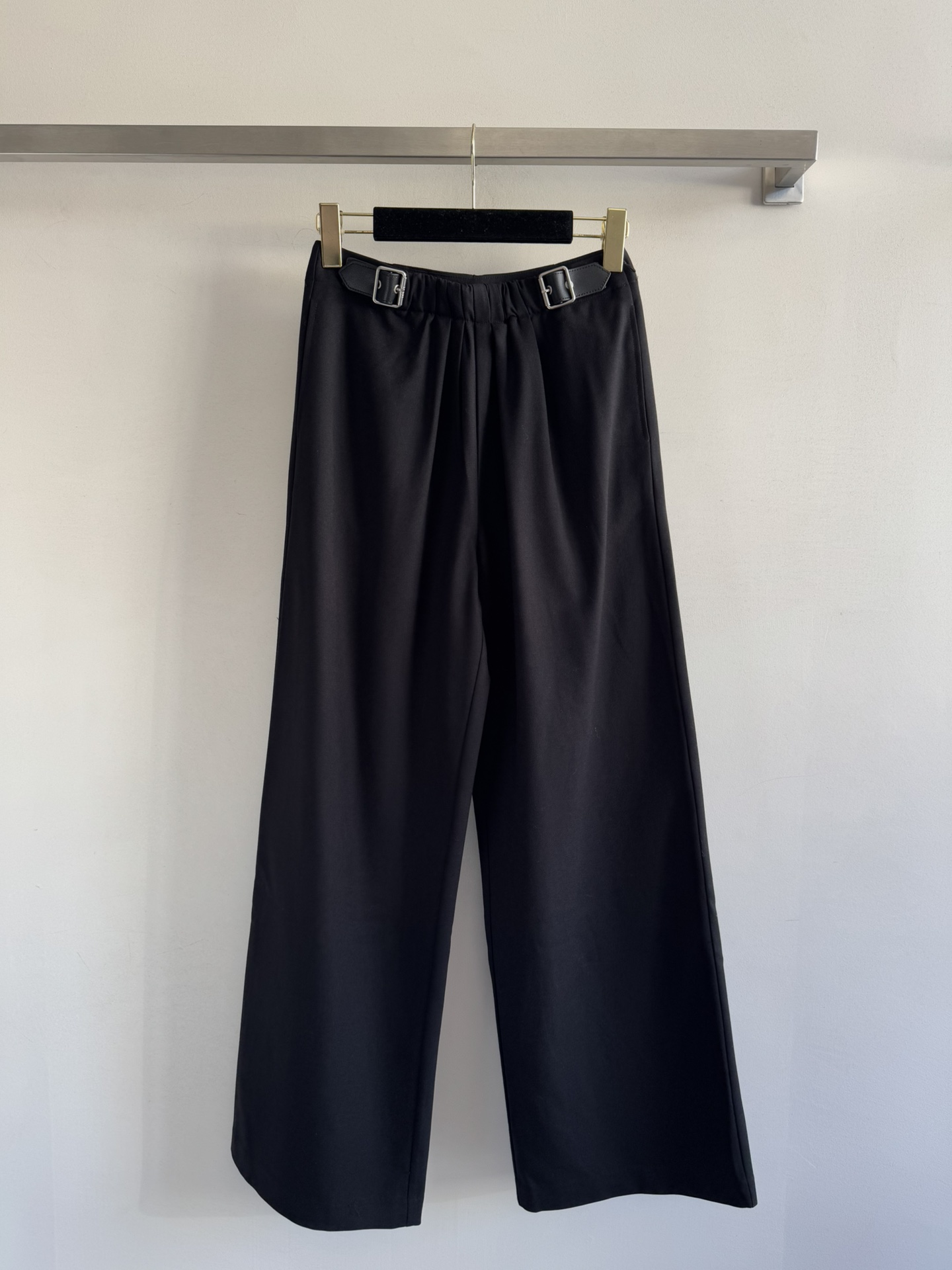 NO:588955,LOEW*25FW new style trousers. The pleated leather buckle belt at the waist is just the right small design but not too exaggerated. It makes daily wear comfortable and looks simple but not monotonous. The leather logo logo decoration on the back shows high-end. These trousers look cool and stylish with any upper body. It is highly recommended to match a series of suits. A set of casual and advanced SML, loro piana, business suit, alexander wang19860909LOEW*25FW新款西裤 腰头的褶皱皮扣饰带 恰到好处的小设计 不过分夸张 让日常穿着舒适的同时 看似简单也不单调～背后皮标logo装饰 显高级档次 这款裤子搭配任何上半身都很酷飒、超推荐搭配系列西装 一套穿搭休闲高级SML,,loro piana,business suit,alexander wang,Women's clothing