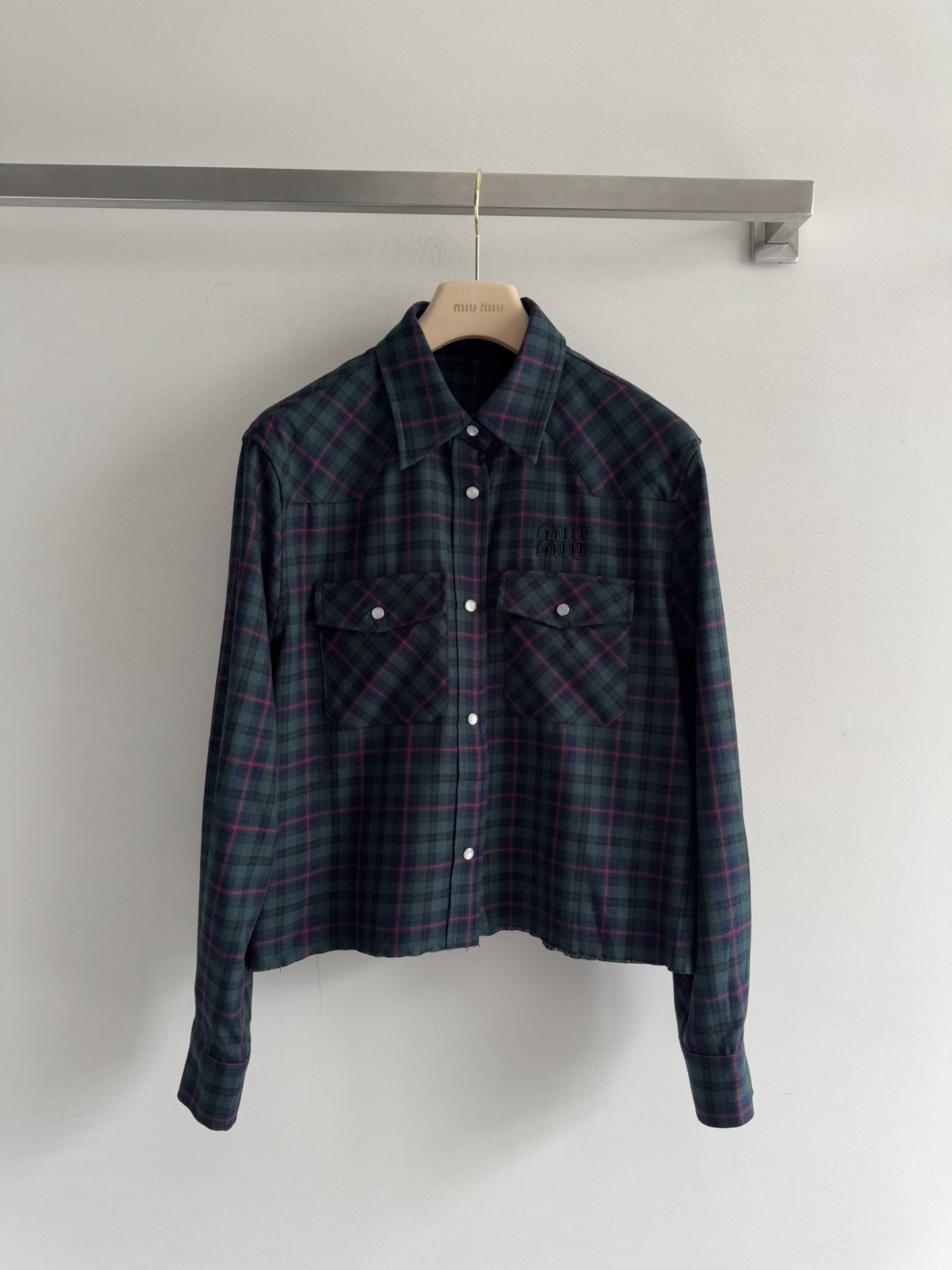 NO:590139,MiuMi*25 new letter embroidered shirt letter patch is full of fashion sense, the embroidered logo details are exquisite, the college-style pattern design brings back innocent memories, and the sheep wool material is warm and comfortable. The short cut lengthens the leg line, and the miu style is easy to get!  The upper body is full of college style SML,,miumiu,alexander wang19860909MiuMi*25新款字母刺绣衬衣字母贴饰时尚感满满,刺绣徽标细节精致,学院风格纹设计带回纯真记忆,绵羊毛材质温暖舒适.短款剪裁拉长腿部线条,miu系穿搭风格轻松get！上身满满学院风SML,,miumiu,alexander wang,Women's clothing