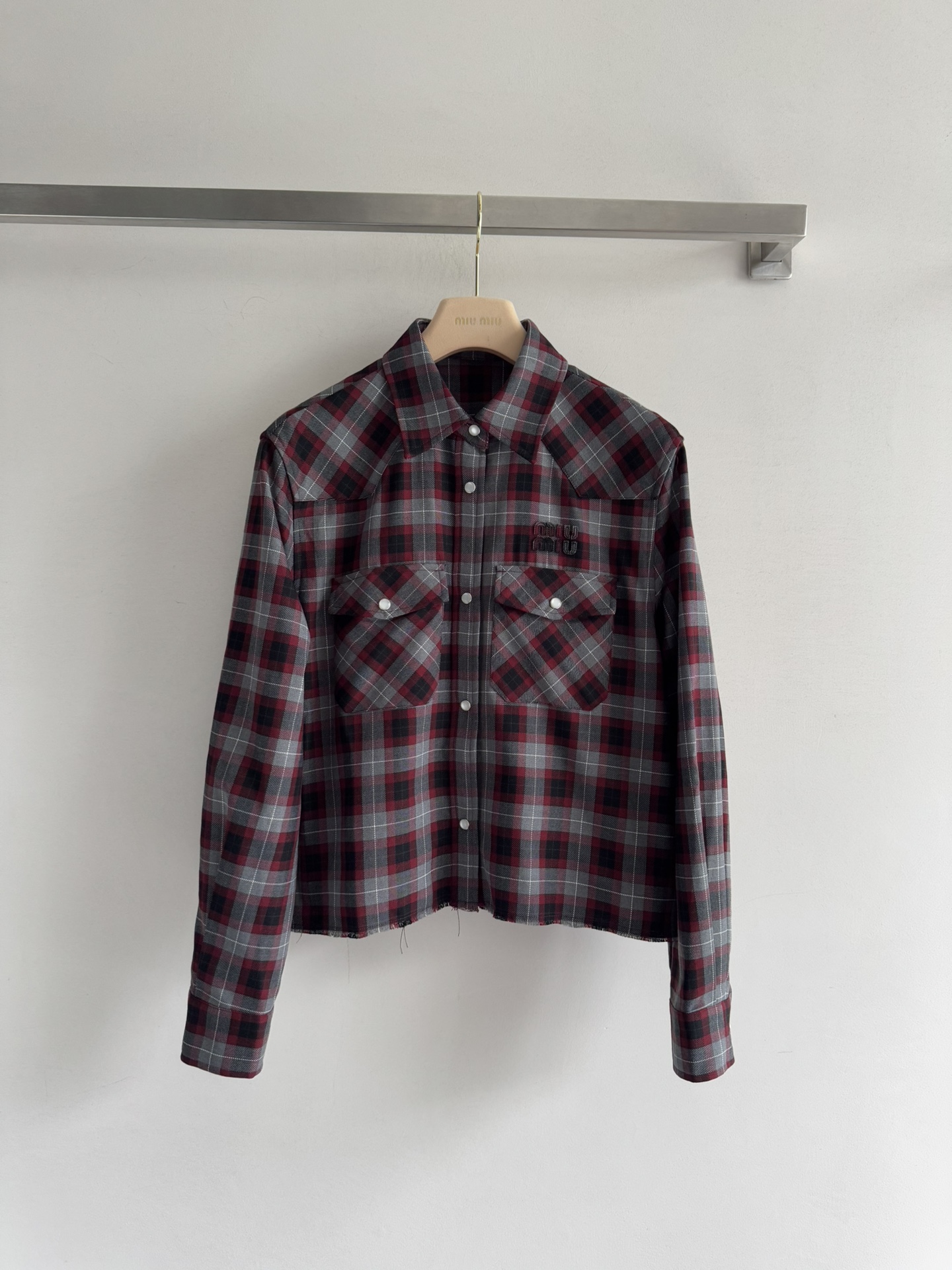 NO:590151,MiuMi*25 new letter embroidered shirt letter patch is full of fashion sense, the embroidered logo details are exquisite, the college-style pattern design brings back innocent memories, and the sheep wool material is warm and comfortable. The short cut lengthens the leg line, and the miu style is easy to get!  The upper body is full of college style SML,,miumiu,alexander wang19860909MiuMi*25新款字母刺绣衬衣字母贴饰时尚感满满,刺绣徽标细节精致,学院风格纹设计带回纯真记忆,绵羊毛材质温暖舒适.短款剪裁拉长腿部线条,miu系穿搭风格轻松get！上身满满学院风SML,,miumiu,alexander wang,Women's clothing