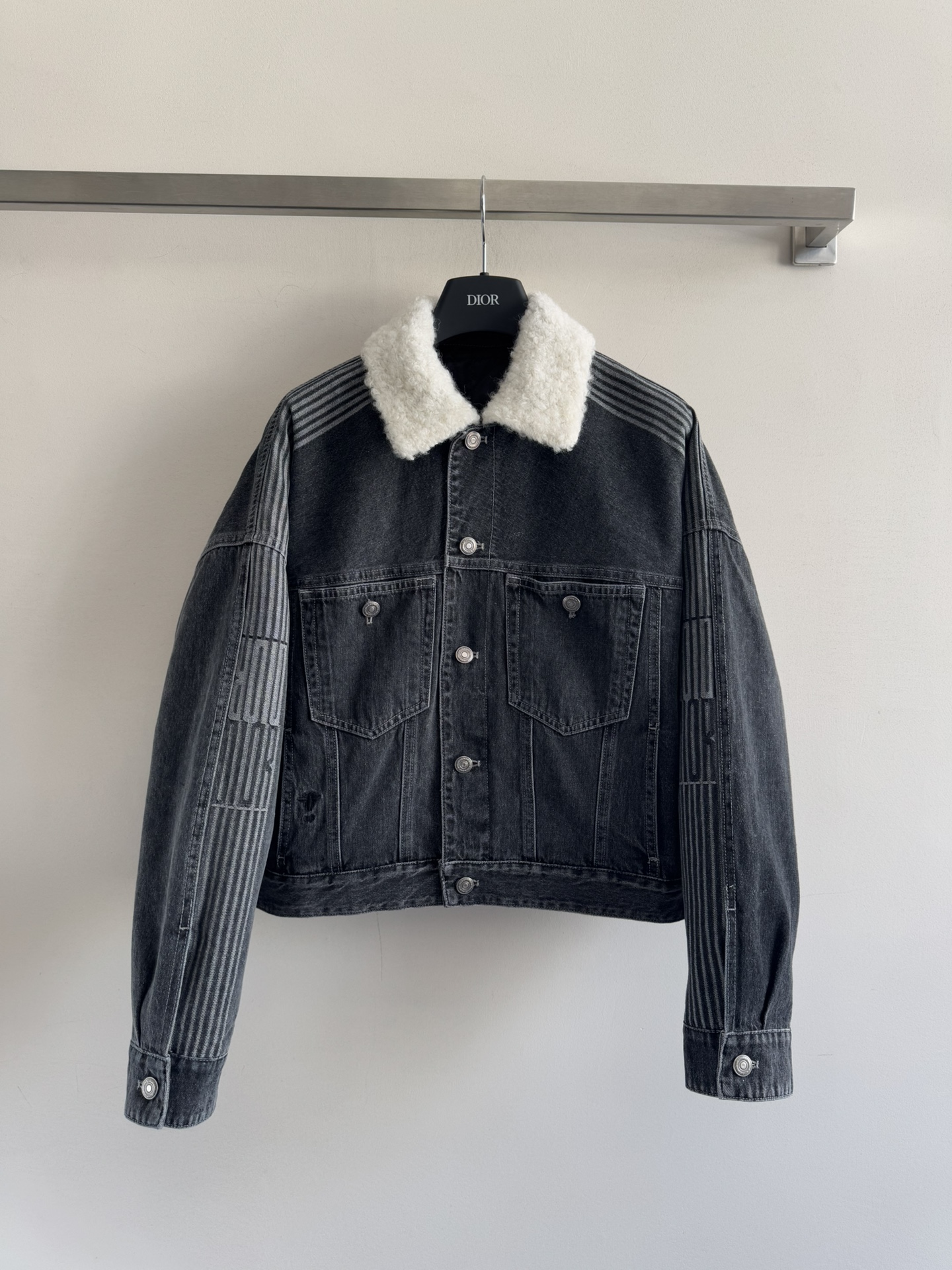 NO:590125,DIO*25FW new lamb wool denim cotton jacket. The outer layer is made of washed denim material. It is the best cold-proof weapon in autumn and winter. It is windproof and warm. It is fashionable and stylish. The little bee embroidery embellishes the whole garment. It can be matched with any bottoms to enhance the body ratio. It is very fashionable. Pair it with jeans and Martin boots in autumn and winter. It is warm and practical. Two-color SML, dior, boots, jeans, jackets & coats, alexander wang19860909DIO*25FW新款羊羔毛牛仔棉服外套 外层洗水牛仔材质 秋冬最佳御寒神器防风保暖 时髦洋气 小蜜蜂刺绣点缀整件成衣品相十足 随意搭配任何下装都可以很好的拉高身材比 非常时髦 秋冬搭配牛仔裤马丁靴 保暖实穿两色SML,,dior,boots,jeans,jackets & coats,alexander wang,Women's clothing