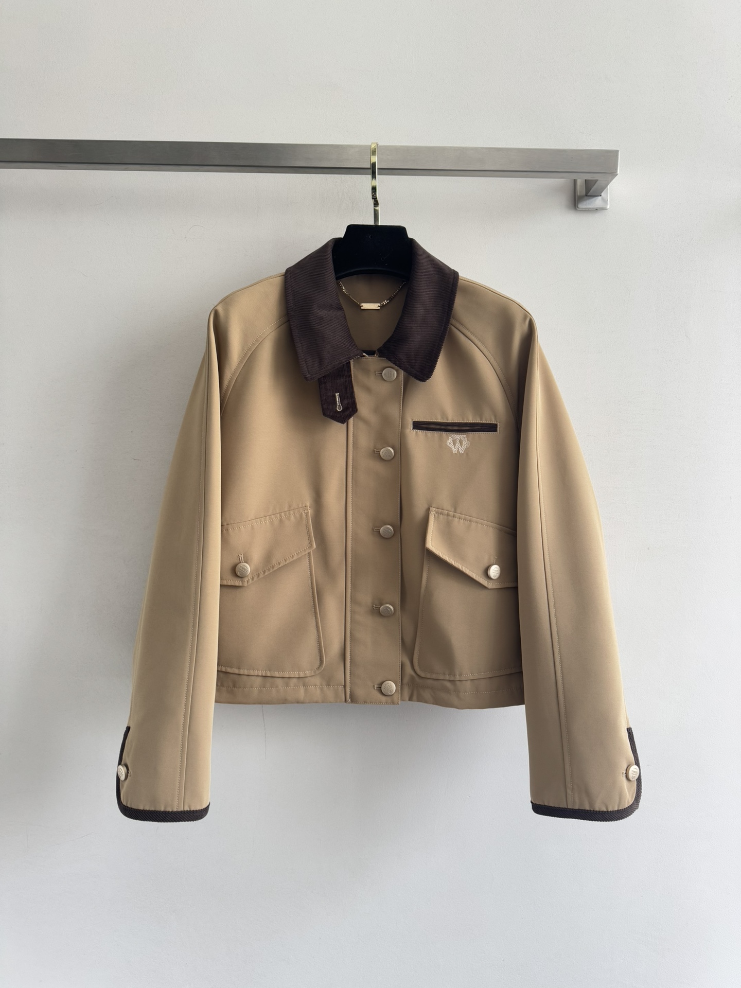 NO:590132,Teen*  Weeni*25FW’s new jacket’s corduroy collar and cuffs have a vintage brown tone that collides with the spontaneity of the main color of khaki. The large pocket design hides casualness and can accommodate details. Pair it with a soft pink knitted cardigan and a plaid pleated skirt for an instant sweet-cool layering.  It is full-length and the exquisite embroidery on the chest adds brand recognition. Whether worn alone to show off the workwear style or layered to create a college atmosphere, you can easily unlock your own sweet and cool style in autumn outfits. SML-, skirts, jackets  & coats,alexander wang19860909Teen* Weeni*25FW新款夹克灯芯绒领口与袖口的复古棕调碰撞卡其主色的率性,大口袋设计藏得住随性,也装得下细节控的偏爱；内搭柔粉针织开衫,再配格纹百褶裙,甜酷层次瞬间拉满,胸前精致刺绣更添品牌辨识度不管是单穿彰显工装飒气,还是叠穿营造学院氛围感,都能让你在秋日穿搭里,轻松解锁属于自己甜酷风格SML-,,skirts,jackets & coats,alexander wang,Women's clothing