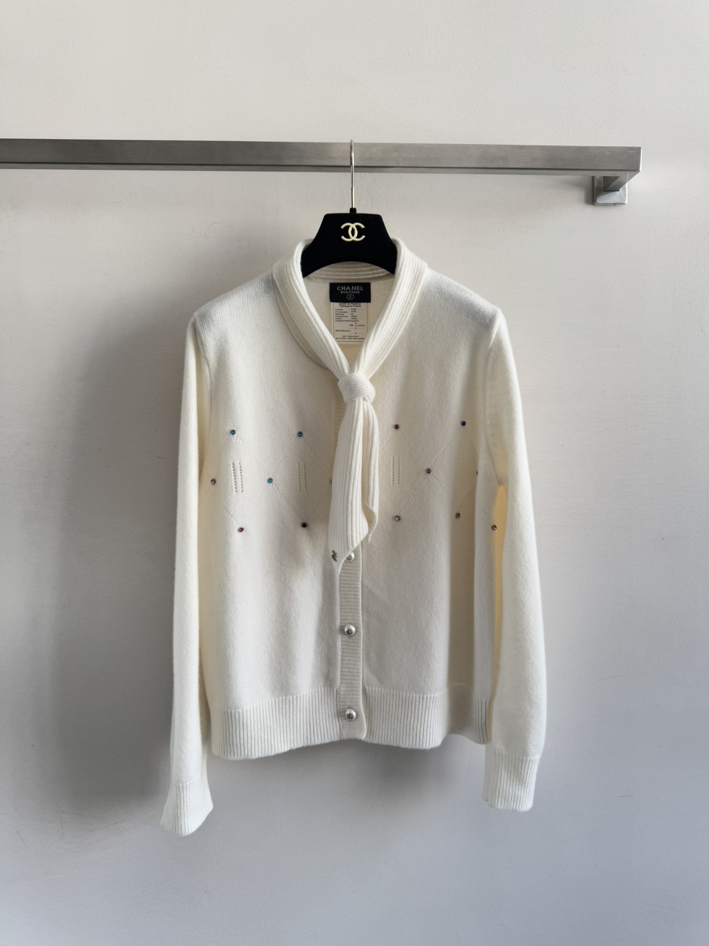 NO:590185,CHANE*25FW new cashmere sweater with colorful bright diamond decoration and double C single-breasted buttons. It is exquisite and instantly fills the upper body. It is versatile and looks good. It comes with its own filter. The scarf collar design is also very discreet and very age-reducing. It looks good with a wide skirt or jeans ~ Going out with temperament. Wear Korean style. Relaxation is easy to control SML,,chanel,skirts,jeans,sweaters,alexander wang19860909CHANE*25FW新款羊绒毛衣彩色亮钻装饰点缀搭配双C单排扣 精致感瞬间拉满上身百搭好看自带滤镜 围巾领设计也有小心机非常减龄哦 搭阔半裙还是牛仔裤都好看的～气质出街 穿出韩里韩气 松弛感直接轻松拿捏SML,,chanel,skirts,jeans,sweaters,alexander wang,Women's clothing