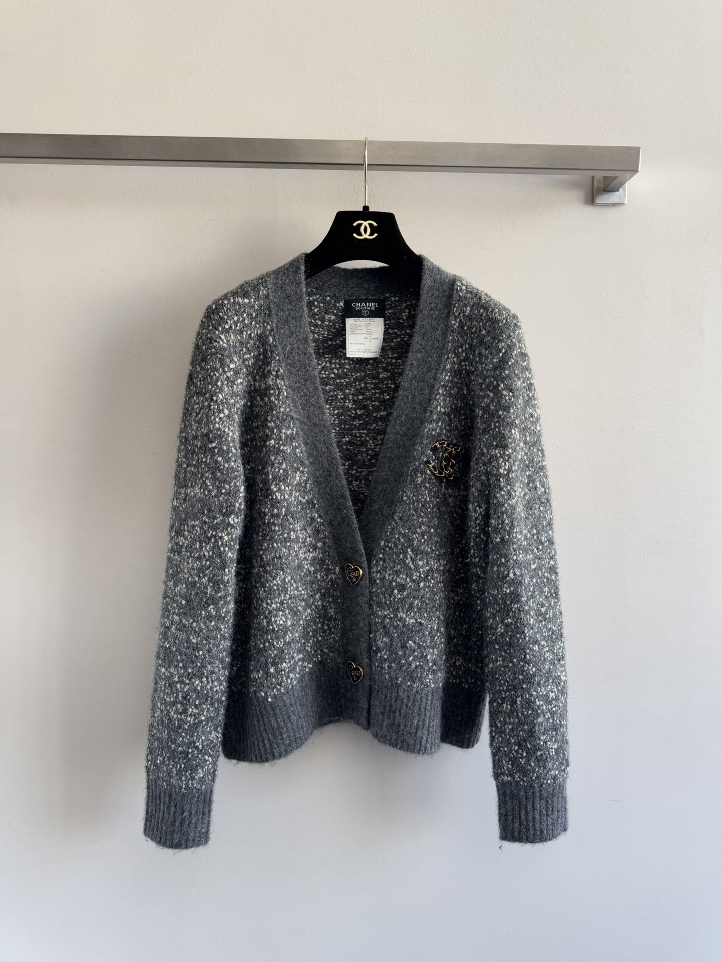 NO:590175,CHANE*25FW new cashmere cardigan Classic V-neck design Regular fit tailoring Elegant and tall Thick and soft fabric, high-end gray color Upgraded fashionable and versatile Customized heart-shaped buttons embellished Double C decoration on the chest Full sense of sophistication The upper body has an autumn and winter atmosphere A must-have for daily commuting wardrobe SML-,,chanel,alexander wang19860909CHANE*25FW新款羊绒开衫 经典V领设计 常规版型剪裁 优雅又显高挑 面料厚实柔软,高级灰色系 档次上升 时尚百搭 定制爱心形状纽扣点缀 胸前双C装饰 精致感拉满 上身秋冬氛围感 日常通勤衣橱必备SML-,,chanel,alexander wang,Women's clothing