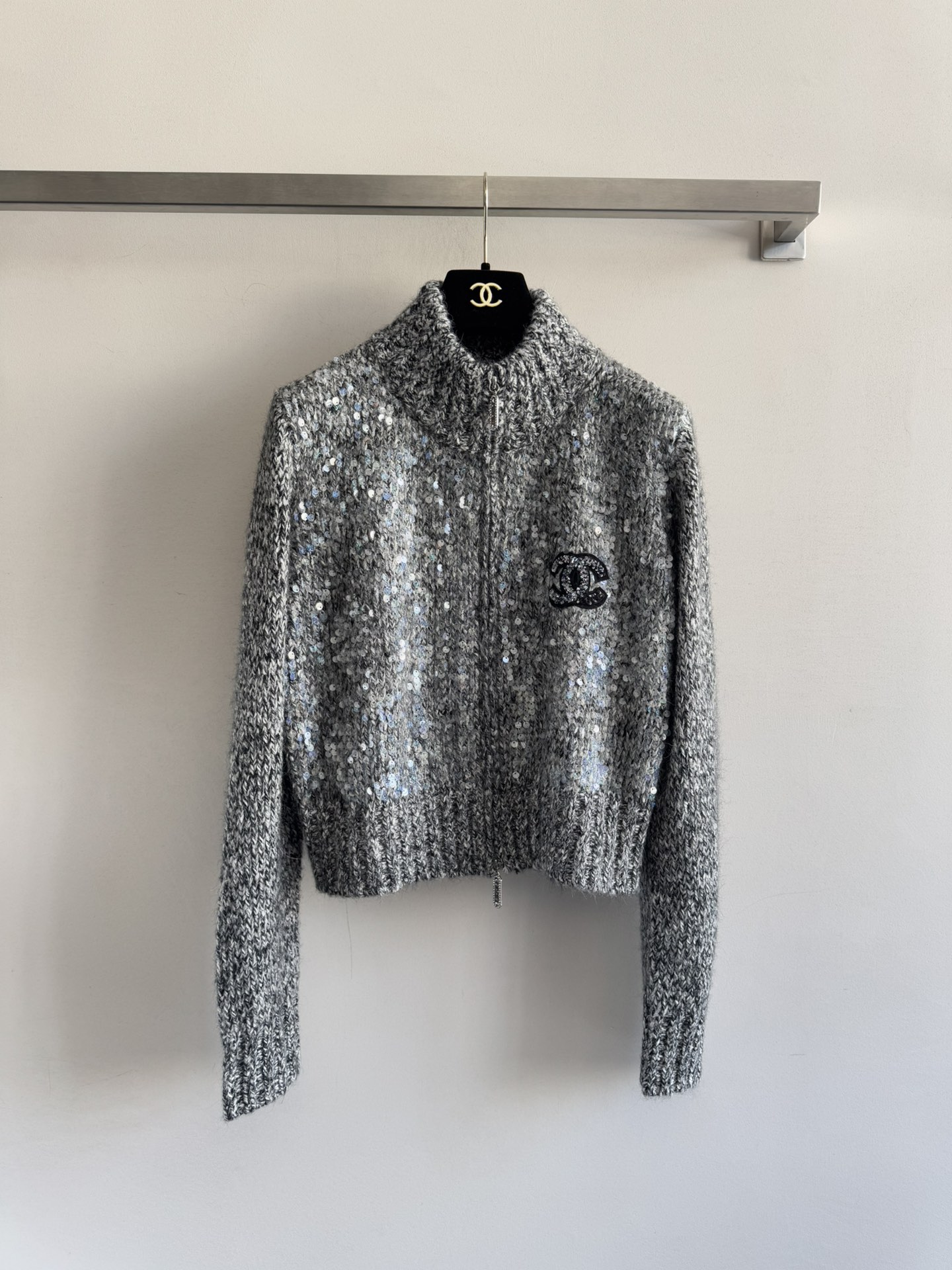 NO:590180,CHANE*25FW new cashmere cardigan, stand-up collar zipper design, short cut, elegant and tall, thick and soft fabric, high-end off-white color, rising grade, fashionable and versatile, covered with sequin embellishments, double C decoration on the chest, full of sophistication, upper body with autumn and winter atmosphere, a must-have for daily commuting wardrobe SML-,,chanel,alexander wang19860909CHANE*25FW新款羊绒开衫 立领拉链设计 短款版型剪裁 气质又显高挑 面料厚实柔软 高级灰白色系 档次上升 时尚百搭 铺满亮片点缀 胸前双C装饰 精致感拉满 上身秋冬氛围感 日常通勤衣橱必备SML-,,chanel,alexander wang,Women's clothing