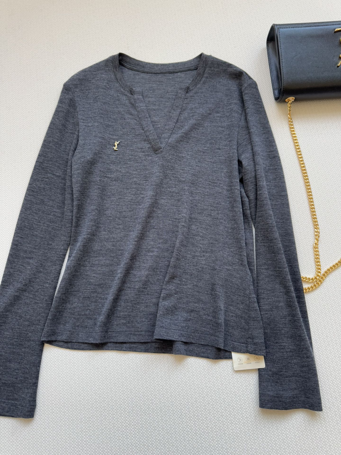 NO:590159,Saint Lauren*25FW new V-neck wool bottoming shirt. Customized wool fabric. The texture is soft and delicate. It has a basic classic version. It is not picky at all. It is a simple yet elegant piece that you can’t miss whether it is worn inside or alone. The embroidered logo on the chest is more exquisite. 3 colors SML, saint laurent, alexander wang19860909Saint Lauren*25FW新款V领羊毛打底衫定制羊毛面料 质地柔软细腻基础经典版型 完全不挑人穿～无论内搭或单穿都不能错过的一款简中带精,胸前刺绣logo点缀更为精致3色ＳＭＬ,,saint laurent,alexander wang,Women's clothing