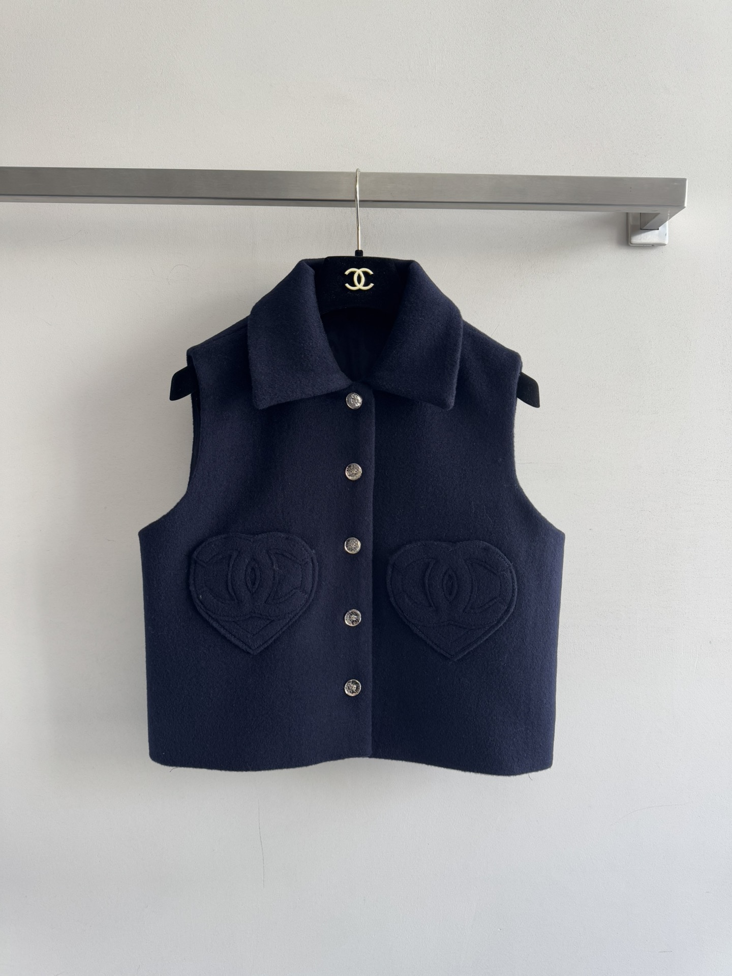 NO:590190,CHANE*25FW new woolen vest jacket, wool material, warm temperament, lapel, short version, tall and slim, customized heart-shaped double C pocket patch design, cute, sweet, cool and high-end!  Camellia jacquard lining highlights the brand's tone. It combines French elegance and light luxury sophistication. It is versatile and not picky. SML-,,chanel,jackets & coats,alexander wang19860909CHANE*25FW新款毛呢马甲外套羊毛材质暖和气质翻领小短款版型上身高挑又显瘦,定制心形双c口袋贴绣设计 可爱甜酷又高级！山茶花提花里衬彰显品牌调性 融合了法式优雅与轻奢精致款 百搭不挑人SML-,,chanel,jackets & coats,alexander wang,Women's clothing