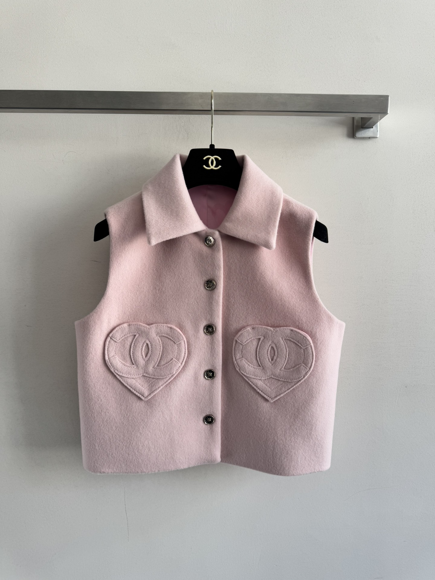 NO:590194,CHANE*25FW new woolen vest jacket, wool material, warm temperament, lapel, short version, tall and slim, customized heart-shaped double C pocket patch design, cute, sweet, cool and high-end!  Camellia jacquard lining highlights the brand's tone. It combines French elegance and light luxury sophistication. It is versatile and not picky. SML,,chanel,jackets & coats,alexander wang19860909CHANE*25FW新款毛呢马甲外套羊毛材质暖和气质翻领小短款版型上身高挑又显瘦,定制心形双c口袋贴绣设计 可爱甜酷又高级！山茶花提花里衬彰显品牌调性 融合了法式优雅与轻奢精致款 百搭不挑人SML,,chanel,jackets & coats,alexander wang,Women's clothing