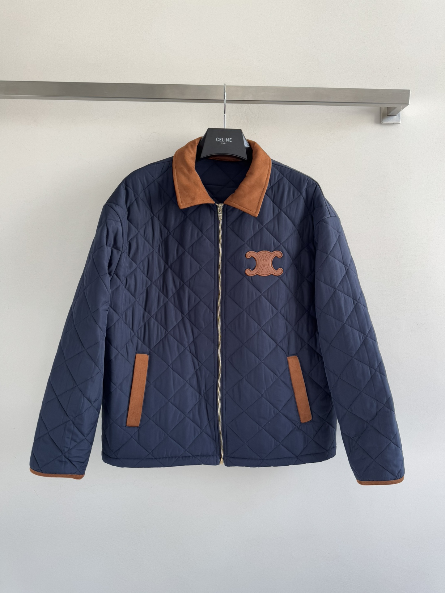 NO:590619,CELIN*25FW new autumn and winter diamond plaid cotton jacket with contrasting color design on the lapel. Brand leather label embellishment on the chest and exquisite workmanship. Fashionable and elegant, warm, light and comfortable. A must-have artifact for winter. Two-color SML-,,celine,jackets & coats,jackets & coats,alexander wang19860909CELIN*25FW秋冬新款菱格纹棉服夹克外套 翻领撞色设计 胸前品牌皮标点缀,细节做工精致 时髦大气,保暖轻盈舒适 冬天必备神器两色SML-,,celine,jackets & coats,jackets & coats,alexander wang,Women's clothing