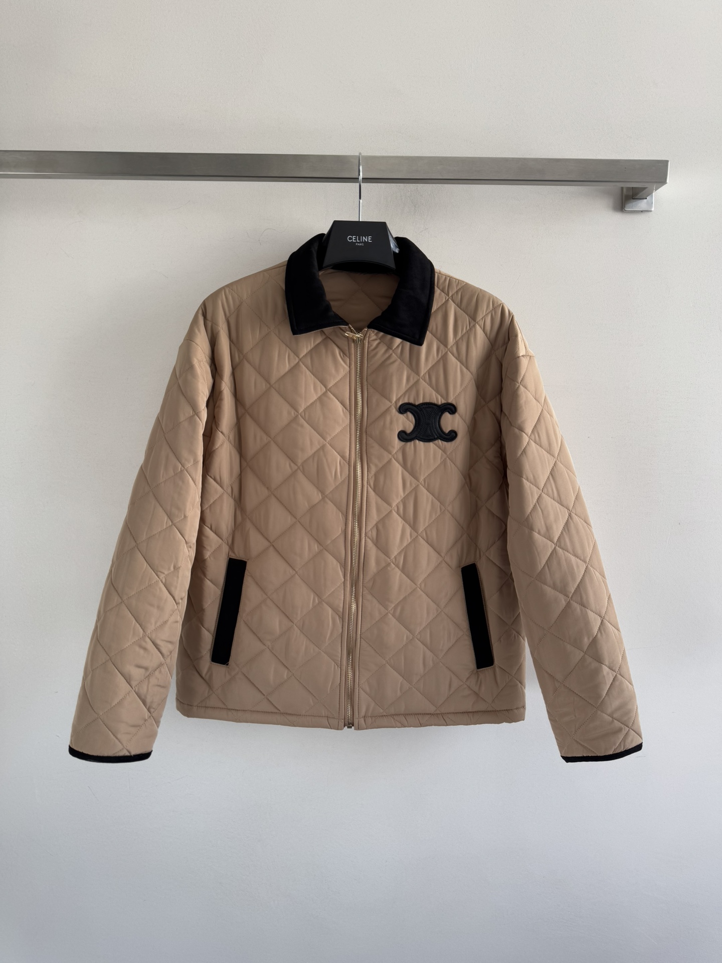 NO:590613,CELIN*25FW new autumn and winter diamond plaid cotton jacket with contrasting color design on the lapel. Brand leather label embellishment on the chest and exquisite workmanship. Fashionable and elegant, warm, light and comfortable. A must-have artifact for winter. Two-color SML-,,celine,jackets & coats,jackets & coats,alexander wang19860909CELIN*25FW秋冬新款菱格纹棉服夹克外套 翻领撞色设计 胸前品牌皮标点缀,细节做工精致 时髦大气,保暖轻盈舒适 冬天必备神器两色SML-,,celine,jackets & coats,jackets & coats,alexander wang,Women's clothing