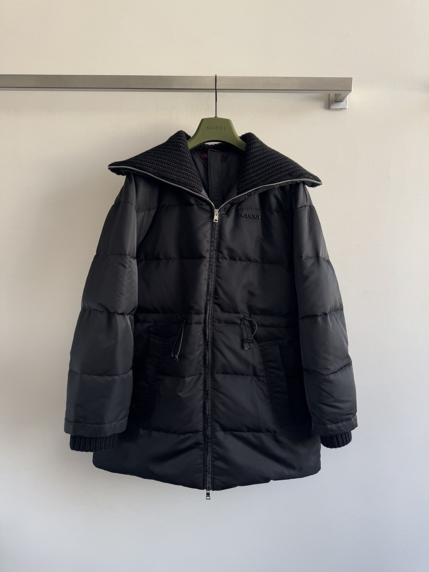 NO:590624,Comes with dust bag Gucc*25 new autumn and winter drawstring down jacket made of nylon material ~ original development. High-quality down filling with perfect warmth! Lapel zipper design, drawstring waist adjustable, slimming and flexible. Knitted collar is soft and comfortable, cuffs and hem are windproof, winter  It is super safe to wear every day. It is simple and low-key, and can be easily used for commuting and dating. Pair it with knight boots or shorts for a sweet and cool style! Light and practical, it is a must-have and versatile item for the autumn and winter wardrobe. SML,,gucci,boots,shorts,down  jacket,alexander wang19860909配防尘袋Gucc*25秋冬新款抽绳羽绒服尼龙材质～原版开发.高品质羽绒填充保暖力满分!翻领拉链设计,抽绳收腰可调节,显身材又灵活针针织领口柔软舒适,袖口和下摆防风,冬天穿超安心.简约低调,通勤约会都能轻松驾驭,搭配骑士靴或短裤,甜酷风get!轻便又实用,是秋冬衣橱必备百搭单品SML,,gucci,boots,shorts,down jacket,alexander wang,Women's clothing