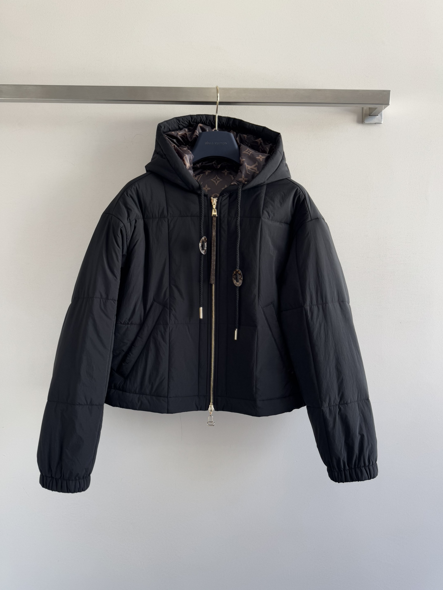 NO:590601,Louis Vuitto*25FW new hooded cotton jacket, simple and elegant, neat short cut with drawstring hood design, blending casualness and sophistication, metal zippers and accessories shine with texture, making it easy to create a high-end atmosphere in daily outings; lined with classic LV  The presbyopia prints are all over the place, making the brand recognizable, instantly switching to the focus of attention, and wearing the luxury brand heritage on the body. Whether you are pursuing a low-key texture, or prefer the classic flamboyance of presbyopia, it can accurately fit your style expression. Filled with full down, it builds a warm barrier for you in the cold winter, allowing you to walk calmly in every occasion in the dual dimensions of fashion and warmth. Two-color SML, louis vuitton, louis  vuitton,jackets & coats,down jacket,hats,alexander wang19860909Louis Vuitto*25FW新款连帽棉服外套,简约大气,利落的短款剪裁搭配抽绳连帽设计,将随性与精致糅合,金属拉链与饰件闪烁质感光芒,日常出街轻松拿捏高级氛围感；里衬经典 LV 老花满印铺陈,品牌辨识度拉满,瞬间切换成吸睛焦点,把奢牌底蕴穿在身上.无论是追求低调质感,还是偏爱老花的经典张扬,它都能精准契合你的风格表达.填充饱满羽绒,在凛冽寒冬为你筑起温暖屏障,让你在时尚与保暖的双重维度里,从容游走于每一个场合.两色SML,,louis vuitton,louis vuitton,jackets & coats,down jacket,hats,alexander wang,Women's clothing