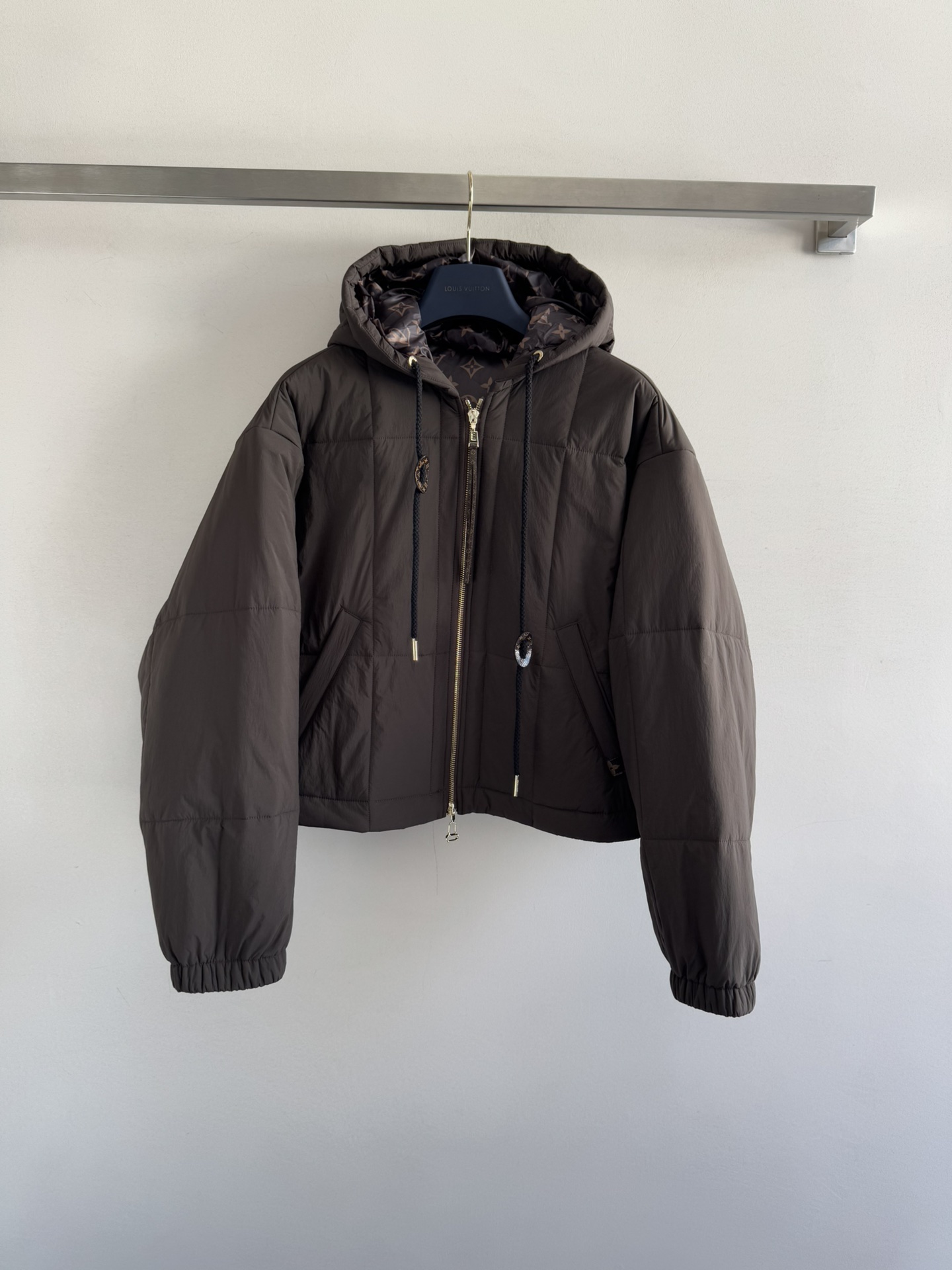 NO:590607,Louis Vuitto*25FW new hooded cotton jacket, simple and elegant, neat short cut with drawstring hood design, blending casualness and sophistication, metal zippers and accessories shine with texture, making it easy to create a high-end atmosphere in daily outings; lined with classic LV  The presbyopia prints are all over the place, making the brand recognizable, instantly switching to the focus of attention, and wearing the luxury brand heritage on the body. Whether you are pursuing a low-key texture, or prefer the classic flamboyance of presbyopia, it can accurately fit your style expression. Filled with full down, it builds a warm barrier for you in the cold winter, allowing you to walk calmly in every occasion in the dual dimensions of fashion and warmth. Two-color SML, louis vuitton, louis  vuitton,jackets & coats,down jacket,hats,alexander wang19860909Louis Vuitto*25FW新款连帽棉服外套,简约大气,利落的短款剪裁搭配抽绳连帽设计,将随性与精致糅合,金属拉链与饰件闪烁质感光芒,日常出街轻松拿捏高级氛围感；里衬经典 LV 老花满印铺陈,品牌辨识度拉满,瞬间切换成吸睛焦点,把奢牌底蕴穿在身上.无论是追求低调质感,还是偏爱老花的经典张扬,它都能精准契合你的风格表达.填充饱满羽绒,在凛冽寒冬为你筑起温暖屏障,让你在时尚与保暖的双重维度里,从容游走于每一个场合.两色SML,,louis vuitton,louis vuitton,jackets & coats,down jacket,hats,alexander wang,Women's clothing