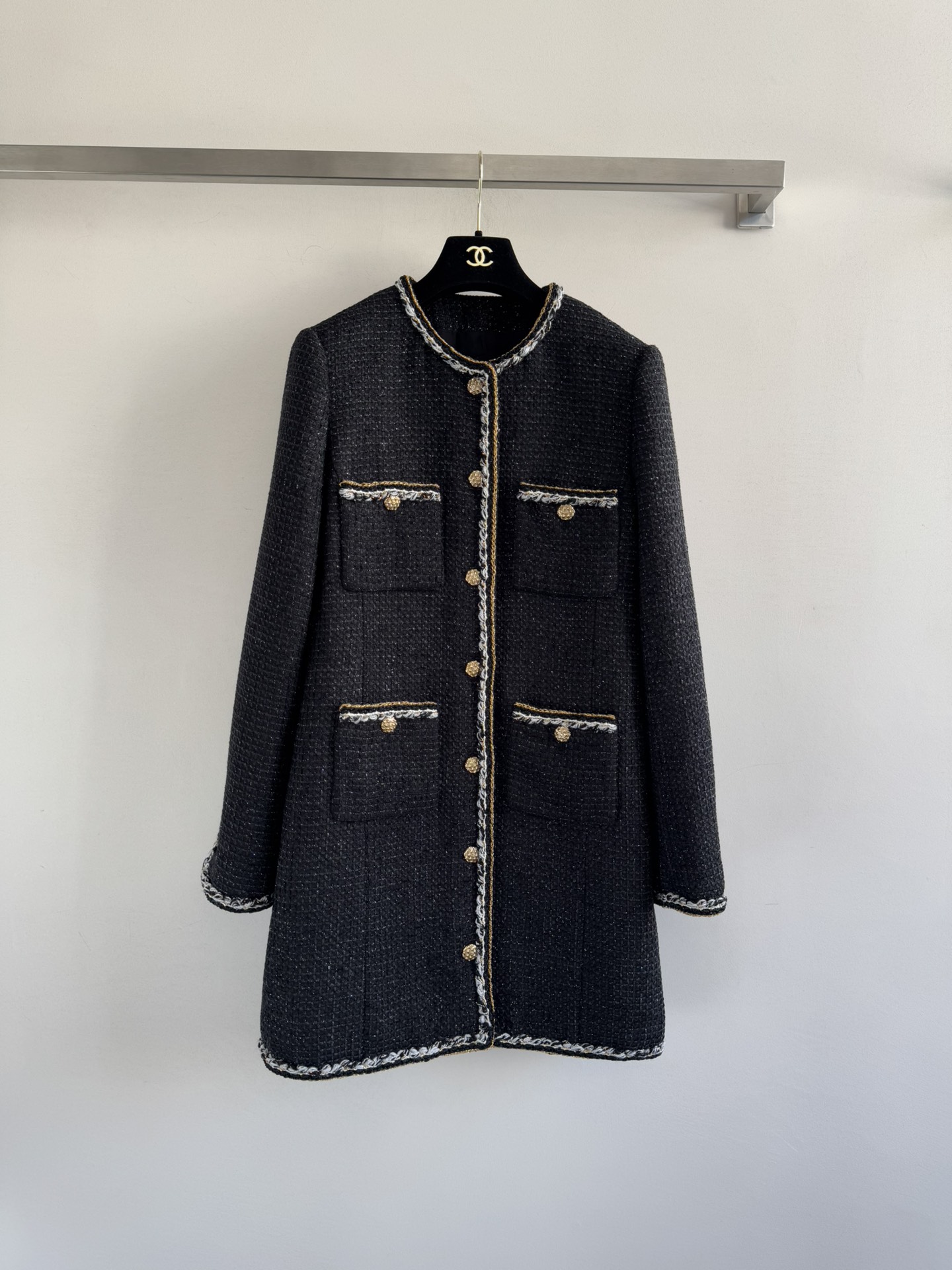 NO:590602,Equipped with dust bag CHANE*25K show style four-pocket long coat. This season’s design is really breathtaking. The classic tweed is paired with three-dimensional tailoring~ Based on the brand’s classic elements, it incorporates a modern urban atmosphere. It interprets the perfect balance of eternity and innovation. The round neck design makes the face smaller and the upper body slimmer. It looks great with sweaters or shirts and is versatile to show your temperament. SML-,,chanel,jackets & coats,sweaters,shirts,alexander wang19860909配防尘袋CHANE*25K秀款四口袋长款外套这季设计真的美到窒息经典斜纹软呢搭配立体剪裁~以品牌经典元素为基调,融入摩登都市气息 诠释着永恒与革新的完美平衡,圆领设计显脸小,上身很显瘦.搭配毛衣或衬衫都很好看,百搭显气质SML-,,chanel,jackets & coats,sweaters,shirts,alexander wang,Women's clothing