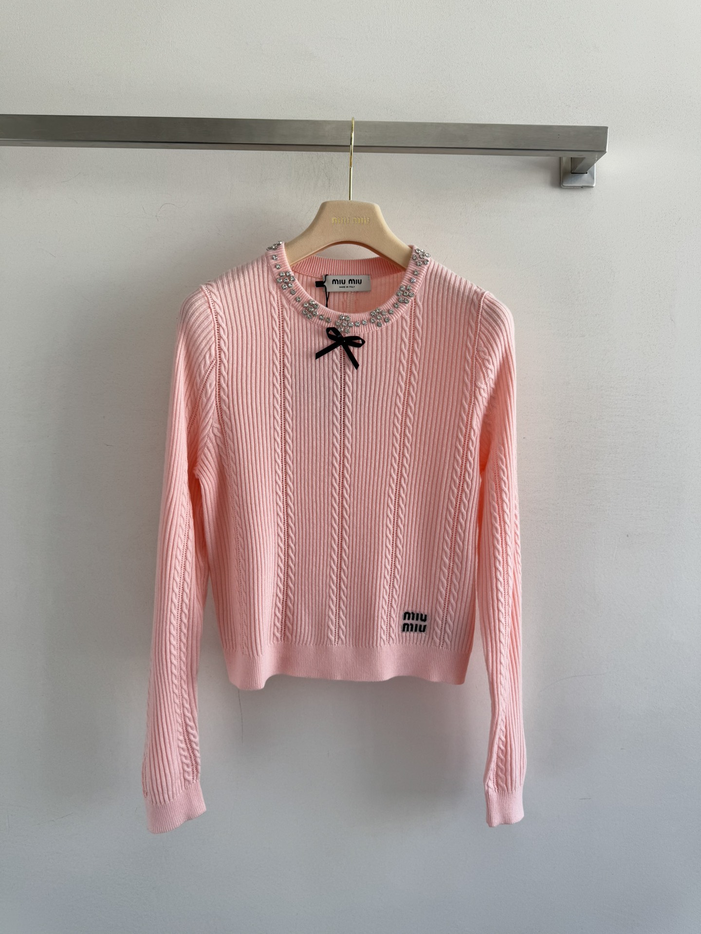 NO:590629,miumi*25 new autumn and winter bow knitted sweater with rhinestone round neck and small version design. It is decorated with bows. It is super sweet and age-reducing. The upper body becomes a sweet girl in seconds. The fabric is cashmere and wool blend, which is also very warm when used as a base. It is easy to wear and is gentle, cute and charming. Three colors SML-,,miumiu,alexander wang19860909miumi*25秋冬新款蝴蝶结针织衫烫钻圆领小版型设计 搭配蝴蝶结装饰 超甜超减龄 上身秒变小甜妹 面料羊绒羊毛混纺当打底也很保暖简单穿出温柔可爱迷人三色SML-,,miumiu,alexander wang,Women's clothing