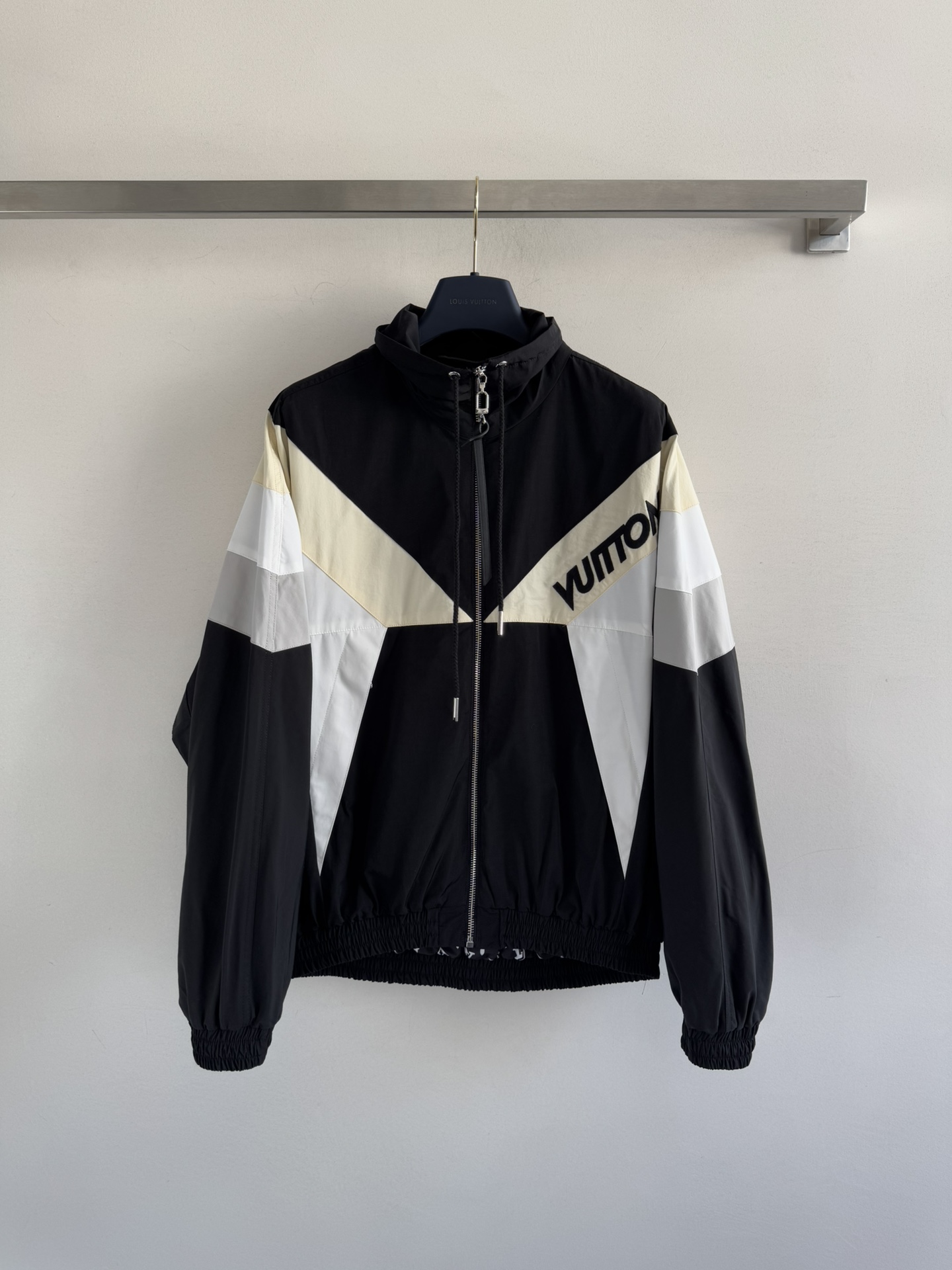 NO:590640,LouisVuitto*25FW new jacket's black and gray geometric splicing design is so layered. The VUITTON letter logo is low-key and eye-catching. It looks like a carefully matched shape when worn casually. The windproof and waterproof fabrics are very practical. You are not afraid of the changeable weather. The warmth retention is also online. The key is that it does not look bloated at all!  The shape is really great, neat and not sloppy, making the whole person look tall and tall. It looks good with jeans and sweatpants. It can be easily used for commuting, shopping, and traveling. It is simply a 'cheating tool' in the fashion industry - it gives you a sense of luxury when you wear it, and it will turn heads when you walk on the street!  SML,,louis vuitton,jeans,alexander wang19860909LouisVuitto*25FW新款冲锋衣黑白灰的几何拼接设计太有层次感了,VUITTON字母logo低调又醒目,随便一穿都像精心搭配过的造型防风防水的面料特别实用,天气多变也不怕,保暖性也在线,关键是还一点都不显臃肿！版型真的很绝,利落不拖沓,显得整个人都很挺拔搭配牛仔裤、运动裤都好看,通勤、逛街、旅行都能轻松驾驭简直就是穿搭界的'作弊神器'—穿上就自带高级感,走在街上回头率直接拉满！SML,,louis vuitton,jeans,alexander wang,Women's clothing