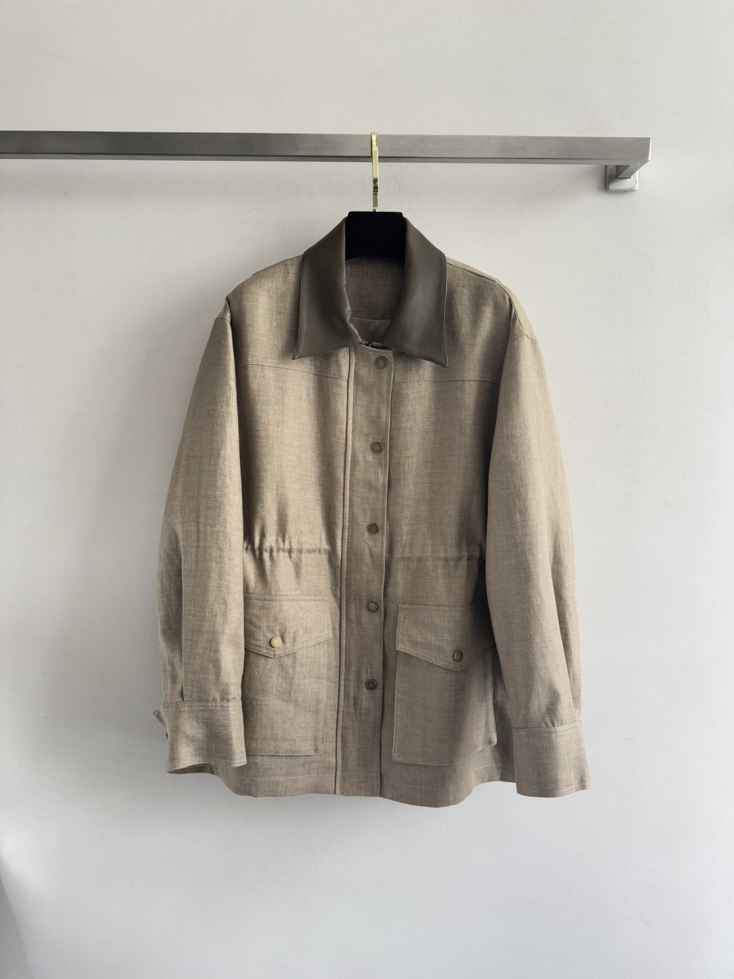 NO:590625,25 new retro linen workwear jacket, cotton sheepskin lapel splicing, made of breathable and comfortable linen material, beige low-key and versatile, loose fit + adjustable waist, more flexible to wear, front pocket design is practical and workwear-like. Paired with jeans or dark trousers, you can easily create a retro literary style, you can hold it for commuting, dating, and leisure, simple and advanced, it is a must-have classic item in the wardrobe! SML,,jeans,jackets & coats,sheepskin,alexander wang1986090925新款复古亚麻工装外套,棉羊皮翻领拼接,选用透气舒适的亚麻材质,米色低调百搭,宽松版型+可调节腰部,穿着更灵活,正面口袋设计实用又有工装感.搭配牛仔裤或深色裤装,轻松打造复古文艺风,通勤、约会、休闲都能hold住,简约又高级,是衣橱必备经典单品!SML,,jeans,jackets & coats,sheepskin,alexander wang,Women's clothing