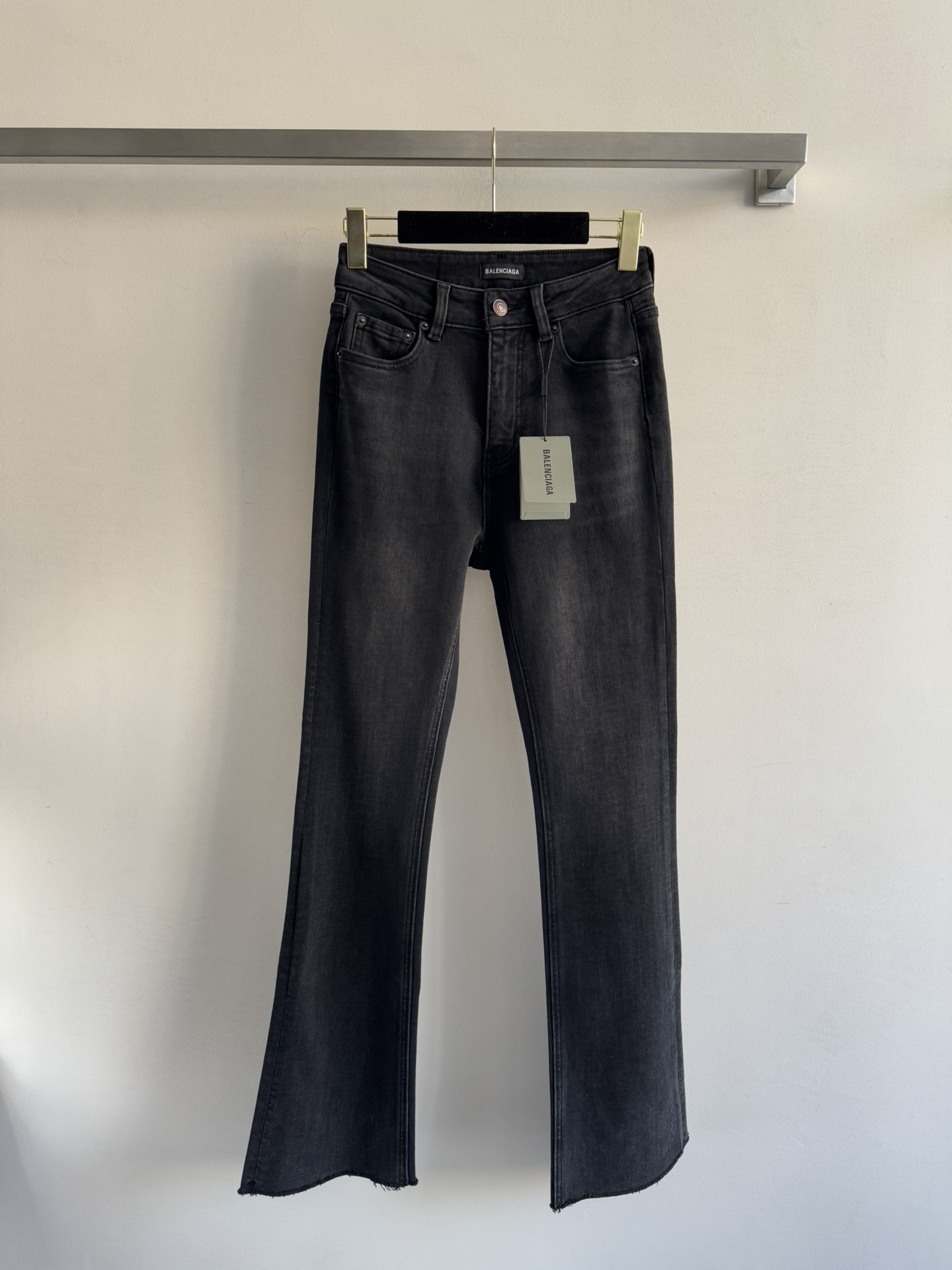 NO:590634,BALENCIAG*25FW new style bootcut denim trousers, high waist and bootcut fit, smooth upper body lines, washed denim soft and comfortable, minimalist style, can be worn all year round!  Versatile casual fashion item!  Two-color SML,,balenciaga,alexander wang19860909BALENCIAG*25FW新款 微喇牛仔长裤 高腰微喇版型 上身线条流畅 洗水牛仔柔软舒适 极简风格 一年四季都可穿！百搭休闲时尚单品！两色SML,,balenciaga,alexander wang,Women's clothing