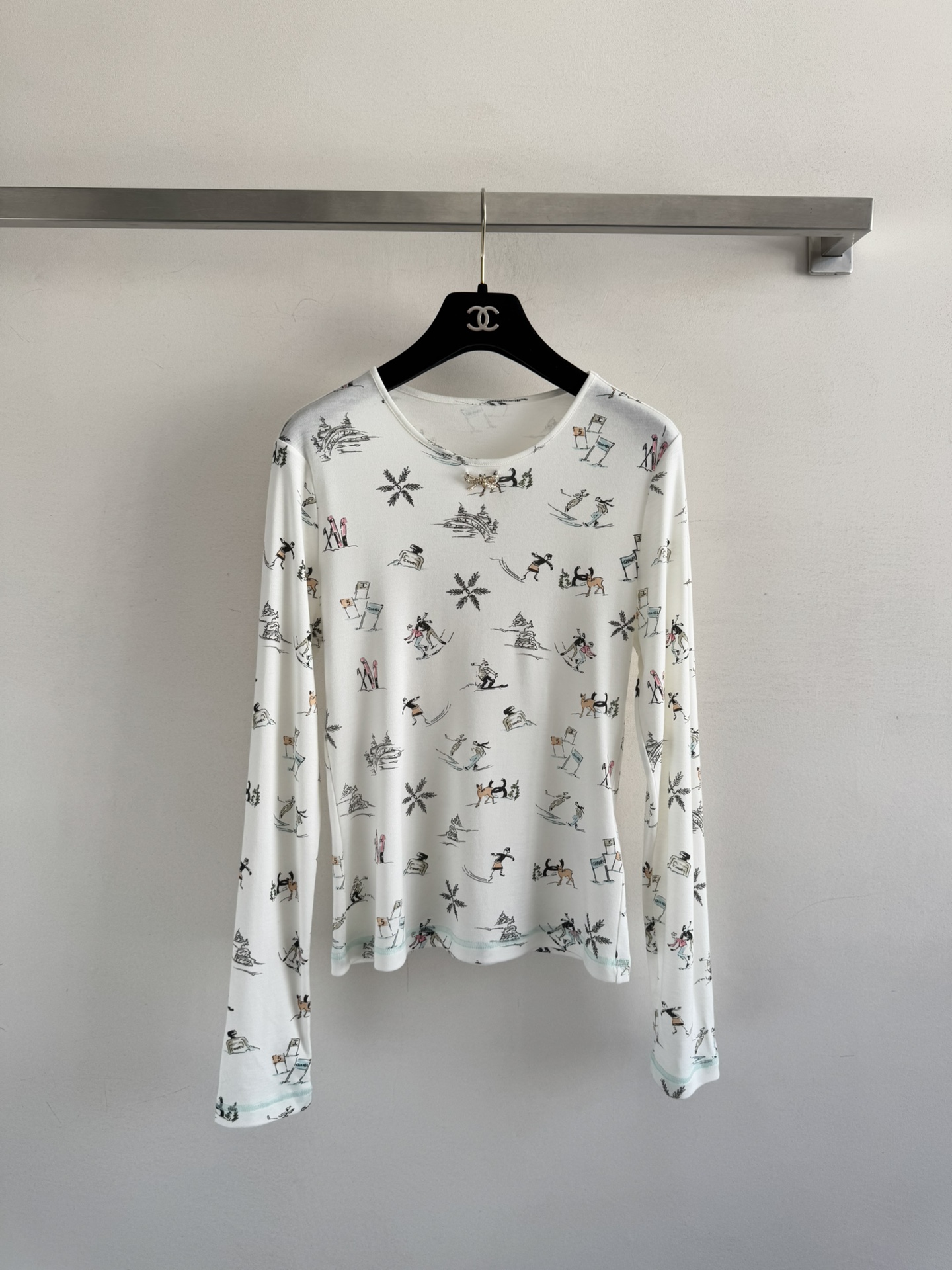 NO:590620,CHANE*25FW new ski-themed printed round-neck bottoming shirt. An inner layer with both design and practicality. Soft skin-friendly fabric, close-fitting and not stuffy. It also has a slightly translucent hazy feeling. It is great to wear alone in spring and autumn and layered in winter. The full-frame ski man, cute animals and snowflake patterns capture the lively atmosphere of the winter ski resort. Every printing is the focus of attention to detail. It reduces the sense of age. The round-neck version is simple and elegant.  Pair it with jeans for a casual everyday look. Pair it with a jacket and vest and you will instantly look like a sweet and cool girl. One piece unlocks N types of styles. The atmosphere without clashing shirts directly fills the air~SML,,chanel,jeans,jackets & coats,alexander wang19860909CHANE*25FW新款 滑雪主题印花圆领打底衫 兼具设计感与实穿性的内搭 轻柔亲肤的面料 贴身不闷 还自带微微透肤的朦胧感 春秋单穿、冬日叠搭都很出彩～满幅的滑雪小人、萌趣动物与雪花图案 把冬日雪场的活泼气息尽数收录 每一处印花都是细节控的心动点 减龄感 圆领版型简约大方 搭配牛仔裤是随性日常,叠上外套马甲又秒变甜酷女孩,一件解锁N种风格 不撞衫的氛围感直接拉满~SML,,chanel,jeans,jackets & coats,alexander wang,Women's clothing