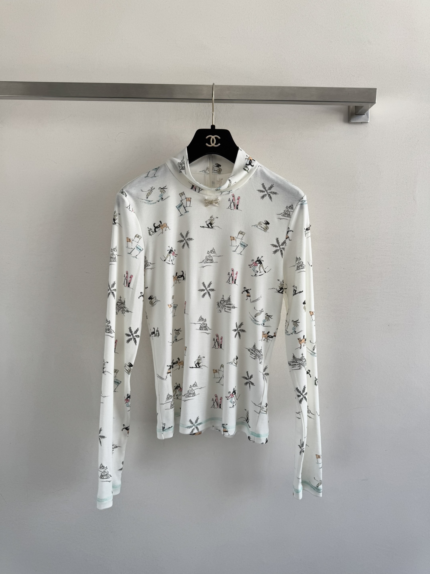 NO:590626,CHANE*25FW new ski-themed printed turtleneck bottoming shirt. An inner layer with both design and practicality. Soft skin-friendly fabric, close-fitting and not stuffy. It also has a slightly translucent hazy feeling. It is great to wear alone in spring and autumn and layered in winter. The full-frame ski man, cute animals and snowflake patterns capture the lively atmosphere of the winter ski resort. Every print is the heartbeat of detail control. It reduces the sense of age. The turtleneck version is simple and elegant.  Pair it with jeans for a casual everyday look. Pair it with a jacket and vest and you will instantly look like a sweet and cool girl. One piece unlocks N types of styles. The atmosphere without clashing shirts directly fills the air~SML,,chanel,jeans,jackets & coats,alexander wang19860909CHANE*25FW新款 滑雪主题印花高领打底衫 兼具设计感与实穿性的内搭 轻柔亲肤的面料 贴身不闷 还自带微微透肤的朦胧感 春秋单穿、冬日叠搭都很出彩～满幅的滑雪小人、萌趣动物与雪花图案 把冬日雪场的活泼气息尽数收录 每一处印花都是细节控的心动点 减龄感 高领版型简约大方 搭配牛仔裤是随性日常,叠上外套马甲又秒变甜酷女孩,一件解锁N种风格 不撞衫的氛围感直接拉满~SML,,chanel,jeans,jackets & coats,alexander wang,Women's clothing