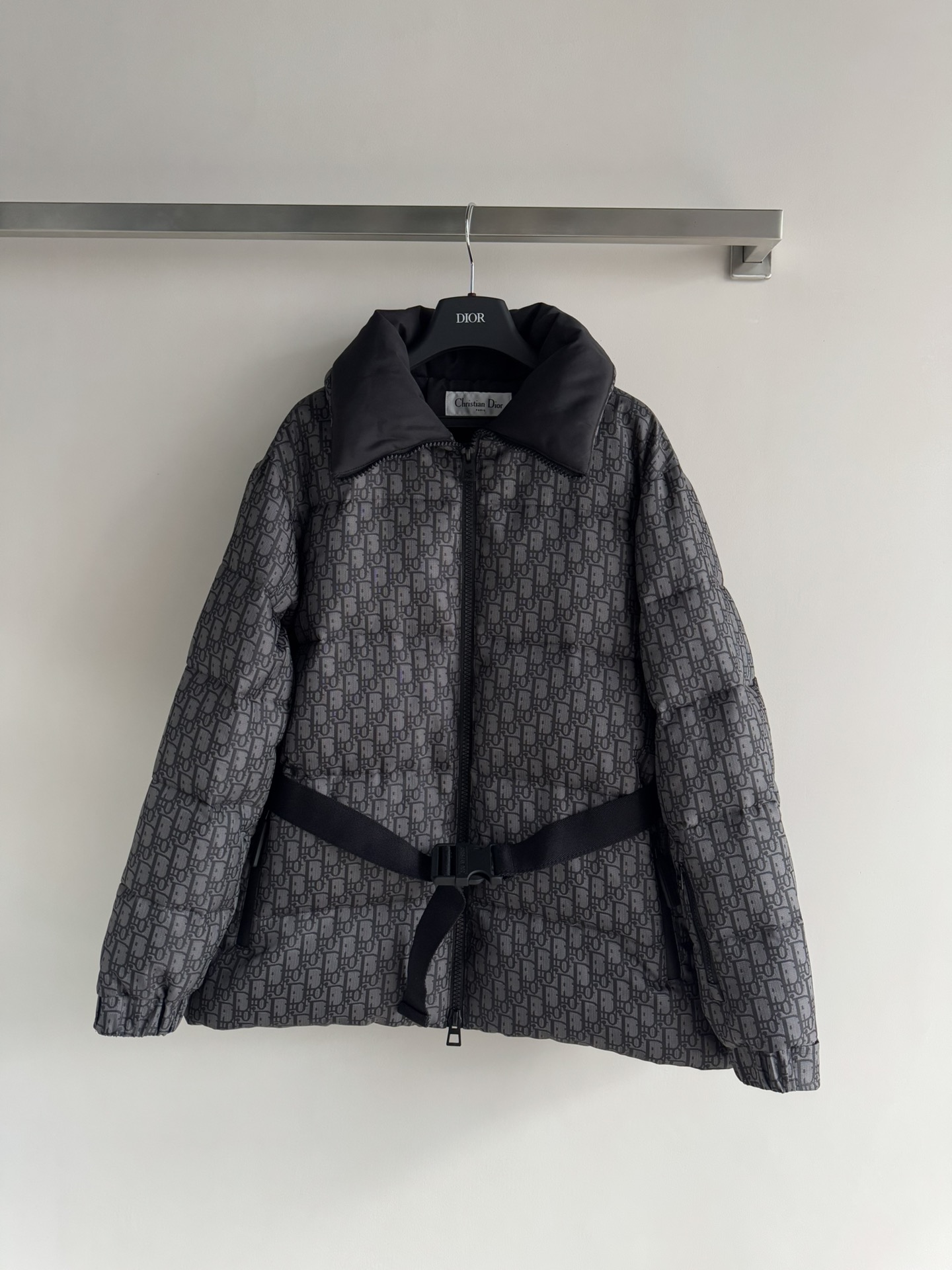 NO:591092,Comes with dust bag DIO*25FW new classic presbyopic down jacket. Stand-up collar and lapels. Windproof double-layer craft design inside. Classic presbyopic belt waist. A-line shape is handsome and trendy. D-shaped presbyopic style is durable and fashionable and will never go out of style. The classic waisted version integrates modern design. The upper body is warm and does not compress the body. The back is also customized with webbing points, which can be used with any figure. Two-color SML-, dior, down jacket, alexander wang19860909配防尘袋DIO*25FW新款经典老花羽绒服 可立领可翻领 内里防风双层工艺设计,经典老花腰带收腰a字摆版型帅气拉风D字老花耐看时髦永不过时 融合现代设计的经典收腰版型 上身保暖不压身 后背也是定制的织带点,缀任何身材都可驾驭两色SML-,,dior,down jacket,alexander wang,Women's clothing