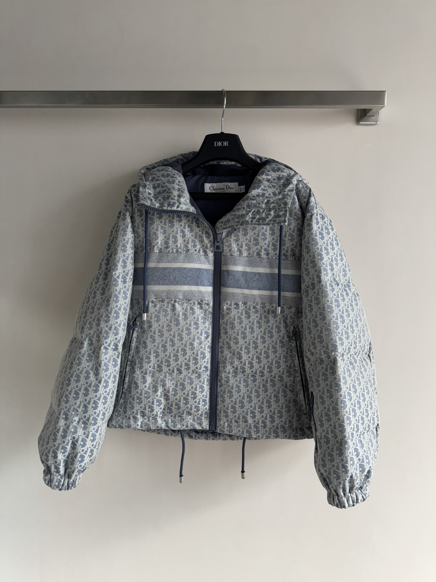 NO:591110,Comes with dust bag DIO*25FW new classic presbyopic down jacket. Hooded design. The hem can be adjusted with a drawstring. The inner windproof double-layer craft design makes the D-shaped presbyopic pattern durable and fashionable.19860909配防尘袋DIO*25FW新款经典老花羽绒服 连帽设计 下摆可抽绳调节内里防风双层工艺设计,宽松版型帅气拉风D字老花耐看时髦永不过时 上身保暖不压身 后背也是定制的织带点,缀任何身材都可驾驭两色SML-,,dior,down jacket,hats,alexander wang,Women's clothing