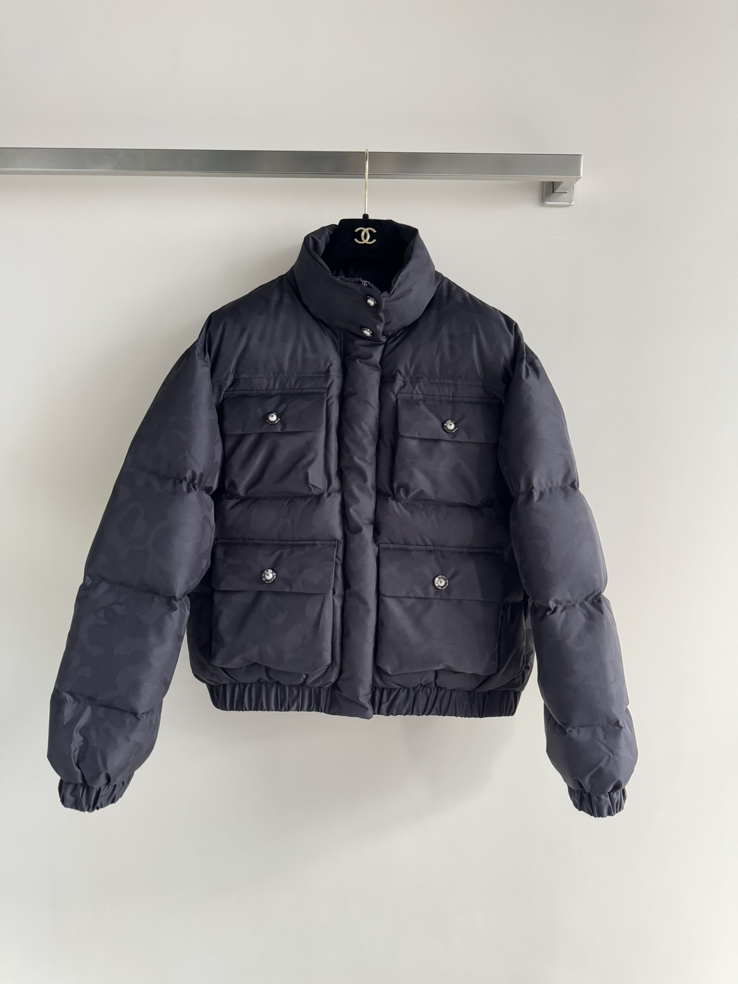 NO:591098,Comes with a dust bag from Chane*'s new autumn and winter ski series ~ four-pocket dark pattern jacquard down jacket. The entire piece is light, warm and fluffy. The stand-up collar snap-button zipper design is matched with double C dark pattern jacquard all-over printing. The fabric highlights taste and style to break the dull feeling in autumn and winter. It is windproof and cold-proof. The large-capacity flip-top multi-pocket shape has a crisp and high-end style. It is convenient and practical for autumn and winter skiing. The regular version does not pick on the style and figure. Pair it with skirts and trousers to show the fashionable style of the high street!  SML,,chanel,skirts,jackets & coats,down jacket,alexander wang19860909配防尘袋Chane*秋冬新款滑雪系列～四口袋暗纹提花羽绒外套 整件轻盈保暖蓬松 立领按扣拉链设计搭配双C暗纹提花满印 面料彰显品味和格调打破秋冬沉闷感 防风御寒效果一绝大容量翻盖多口袋造型 挺括格调高级 秋冬滑雪便捷实用常规版型不挑风格身材 搭配裙装裤装均显高街时髦风格！SML,,chanel,skirts,jackets & coats,down jacket,alexander wang,Women's clothing