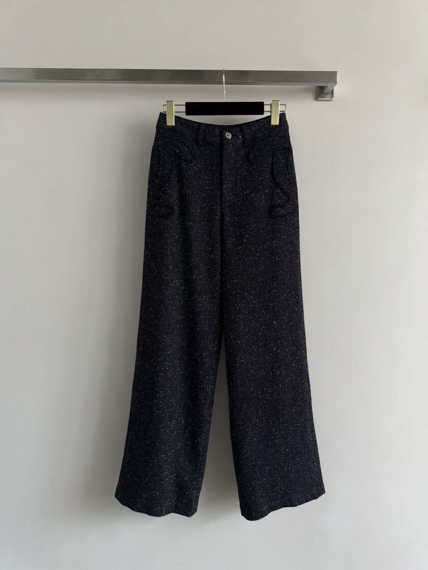 NO:591595,CHANE*25FW's new tweed trousers are as refined as tweed and as lazy as wide-leg trousers - these trousers with their own 'starlight filter' perfectly combine French elegance with everyday practicality!  Dark-toned tweed  The looming luster when walking makes commuting clothes instantly become light and luxurious; the high waist + wide leg cut can not only modify the legs to make them taller and slimmer, but also hide the flesh, and is friendly to all body types. Whether it is paired with a simple knitted sweater for an intellectual route, or layered with a short jacket for a retro accent, it can be the finishing touch of the style, allowing you to wear it in various occasions such as the office, dating, shopping, etc. Effortlessly high-end ~SML,,chanel,jackets &  coats,alexander wang19860909CHANE*25FW新款粗呢长裤,是粗花呢的精致,也是阔腿裤的慵懒——这条自带“星光滤镜”的神裤,把法式优雅与日常实穿狠狠拿捏了！暗调粗花呢面料 行走间若隐若现的光泽感,让通勤装秒变轻奢风；高腰+阔腿剪裁,既能修饰腿型显高显瘦,又能藏住小肉肉,对各种身材都很友好.无论是搭配简约针织衫走知性路线,还是叠穿短款外套玩复古腔调,它都能成为造型的点睛之笔,让你在办公室、约会、逛街等各种场合,都能穿出毫不费力的高级感~SML,,chanel,jackets & coats,alexander wang,Women's clothing