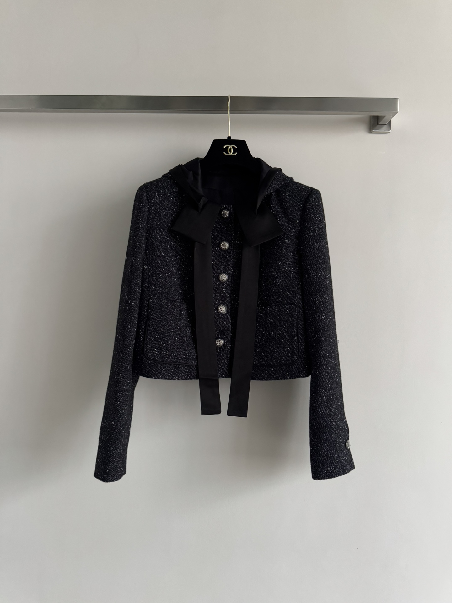 NO:591598,CHANE*25FW new style tweed hooded jacket puts French elegance on the body  This jacket is made of mixed tweed fabric, which exudes a low-key sense of luxury in the light. The classic short cut is neat and tall, and is embellished with exquisite buttons, which brings out the sophistication of a French socialite. The large bow design on the neckline is the finishing touch, sweet and elegant, whether it is salty or sweet.  Whether you pair it with wide-leg pants of the same series to create a complete set, or wear it alone with jeans for a casual French style, it can easily make you stand out in various occasions and become the 'synonym for sophistication' that attracts the attention of the crowd~SML,,chanel,jeans,jackets  & coats,hats,alexander wang19860909CHANE*25FW新款小香风粗花呢连帽外套把法式优雅穿在身上 这件外套选用混织的粗花呢面料,在光线里流淌着低调的奢华感；经典短款剪裁利落显高,精致扣点缀其间,把法式名媛的精致感拉满；领口的大蝴蝶结设计,更是点睛之笔,甜酷又优雅,可盐可甜.无论是搭配同系列阔腿裤打造成套高级感,还是单穿配牛仔裤走随性法式风,它都能让你在各种场合轻松出彩,成为人群中自带焦点的“精致代名词”~SML,,chanel,jeans,jackets & coats,hats,alexander wang,Women's clothing