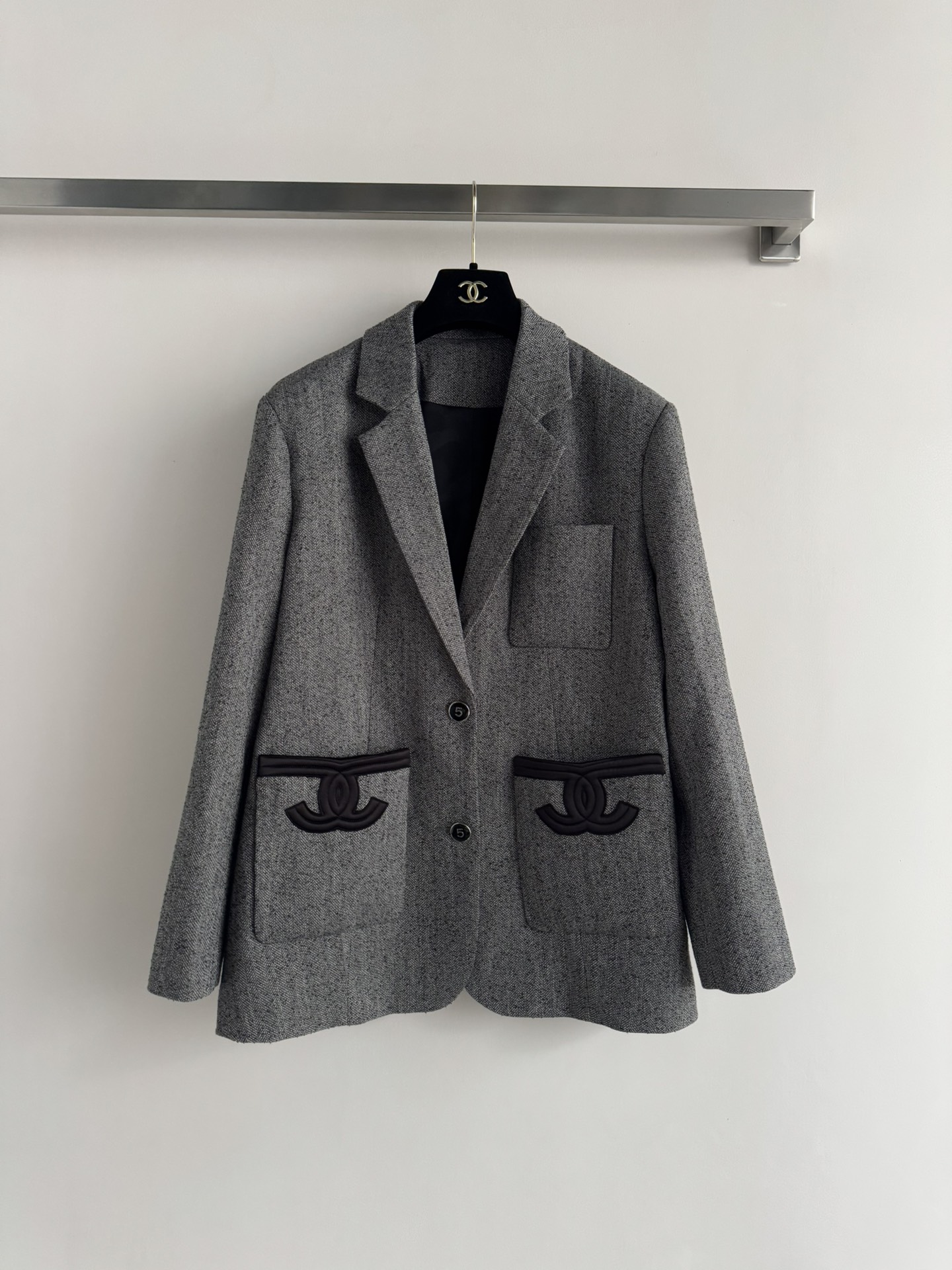 NO:591581,Chane*25's new autumn and winter Xiaoxiang retro tweed suit jacket brings out the elegance of a French socialite. It is made of retro gray-toned tweed to create a high-end texture, the silhouette is neat and elegant, and the iconic double C pocket three-dimensional embroidery design. Whether it is worn with a suspender skirt to show the sophistication and sexiness of 'the bottom is missing', or paired with trousers to create the capable aura of a workplace elite, it can hold it perfectly.  Very suitable for daily gatherings, super good-looking SML, chanel, skirts, jackets & coats, business suit, alexander wang19860909Chane*25秋冬新款小香复古粗花呢西装外套,穿出法式名媛优雅感.以复古灰调粗花呢打造高级质感,廓形剪裁利落大气,标志性的双C口袋立体刺绣设计,无论是内搭吊带裙演绎“下衣失踪”的轻熟性感,还是搭配西裤打造职场精英的干练气场,它都能完美hold住. 日常聚会都非常适合,超级好看SML,,chanel,skirts,jackets & coats,business suit,alexander wang,Women's clothing